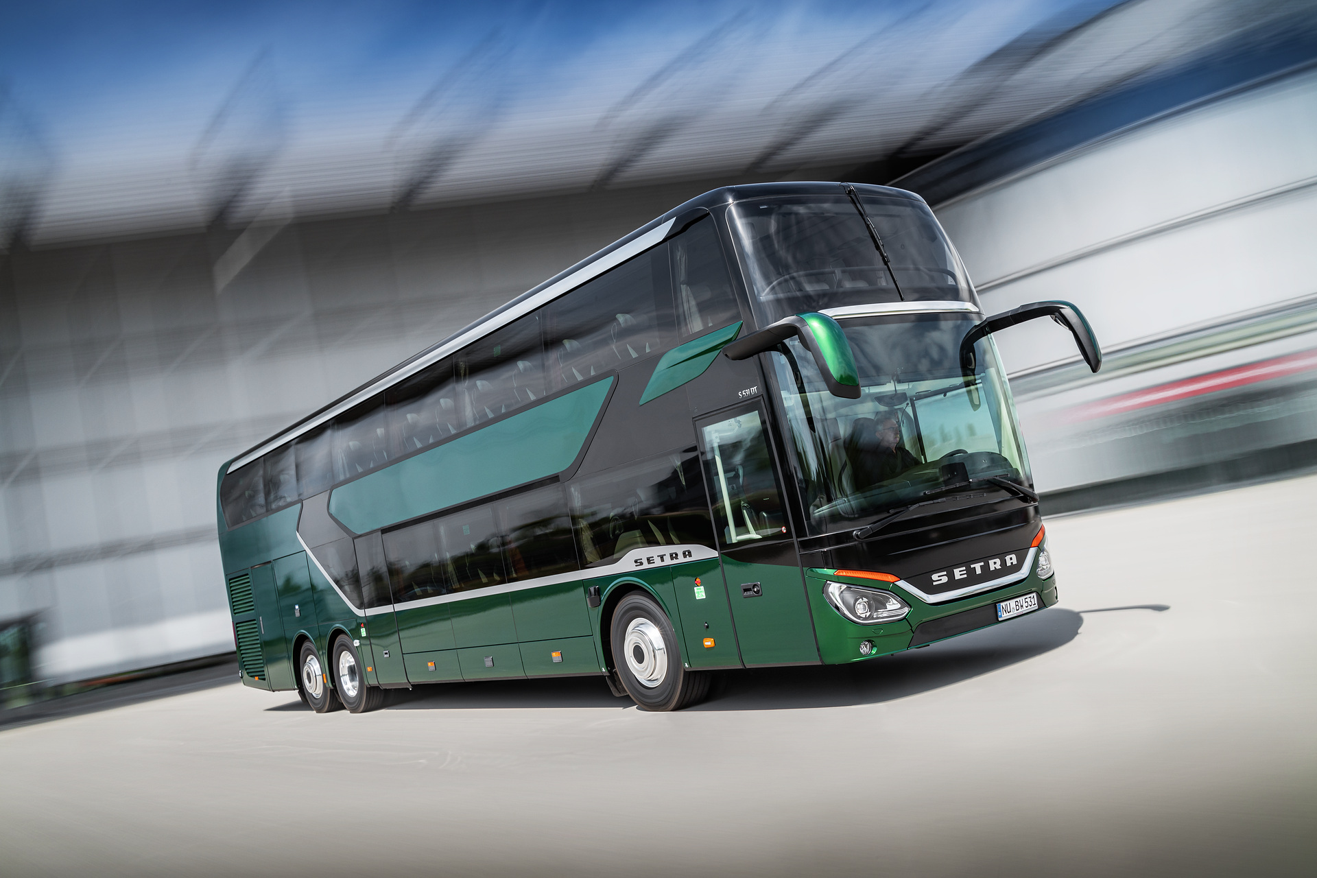 Setra S 531 DT TopClass 500, Exterieur, Tannengrün Metallic, OM 471 mit 375 kW (510 PS), 12,8 L Hubraum, 8-Gang Mercedes PowerShift, Active Brake Assist 4, Sideguard Assist, LED-Scheinwerfer, Länge/Breite/Höhe: 14.000/2.550/4.000 mm, Bestuhlung: 1/78 Setra S 531 DT TopClass 500