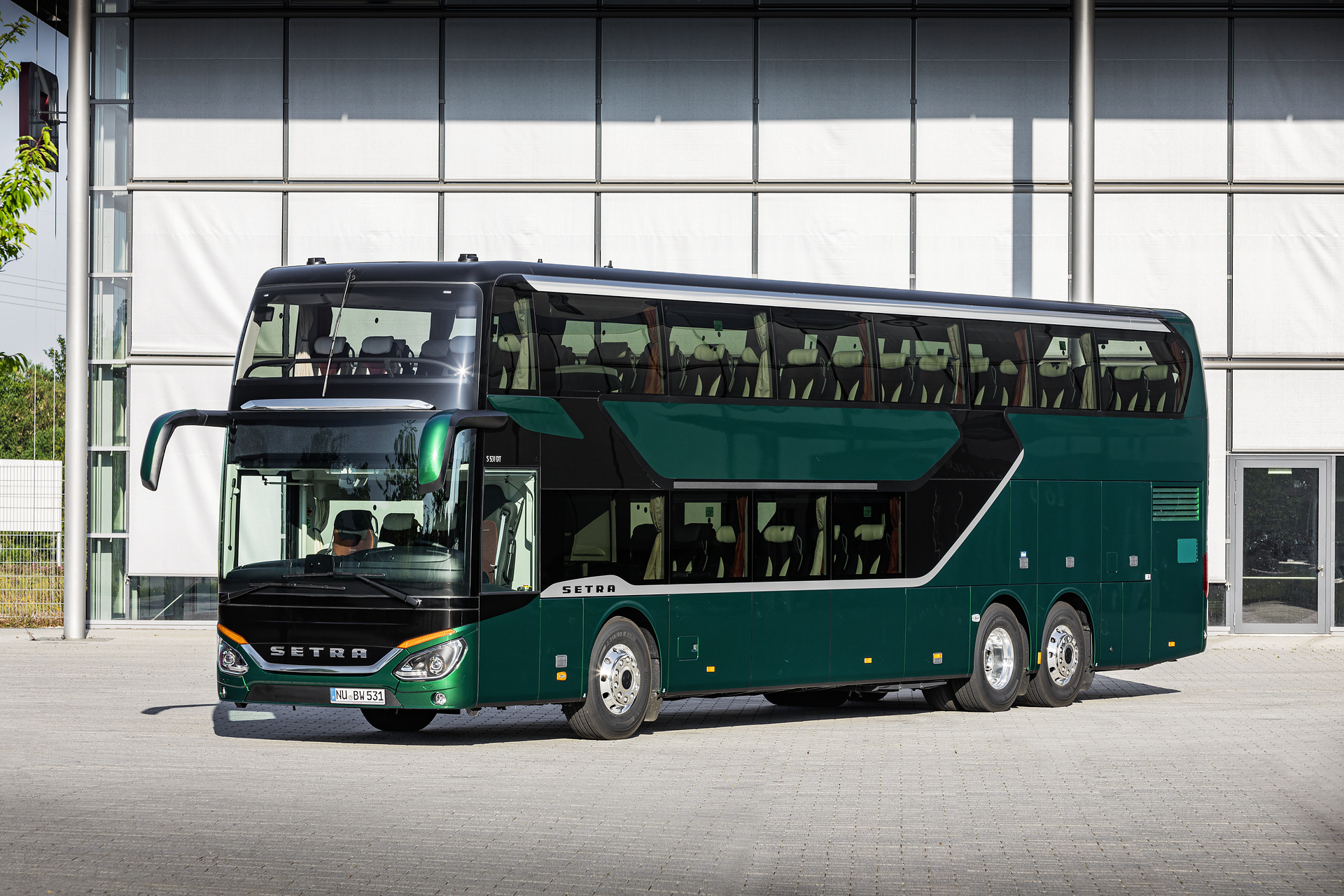 Setra S 531 DT TopClass 500, Exterieur, Tannengrün Metallic, OM 471 mit 375 kW (510 PS), 12,8 L Hubraum, 8-Gang Mercedes PowerShift, Active Brake Assist 4, Sideguard Assist, LED-Scheinwerfer, Länge/Breite/Höhe: 14.000/2.550/4.000 mm, Bestuhlung: 1/78 Setra S 531 DT TopClass 500