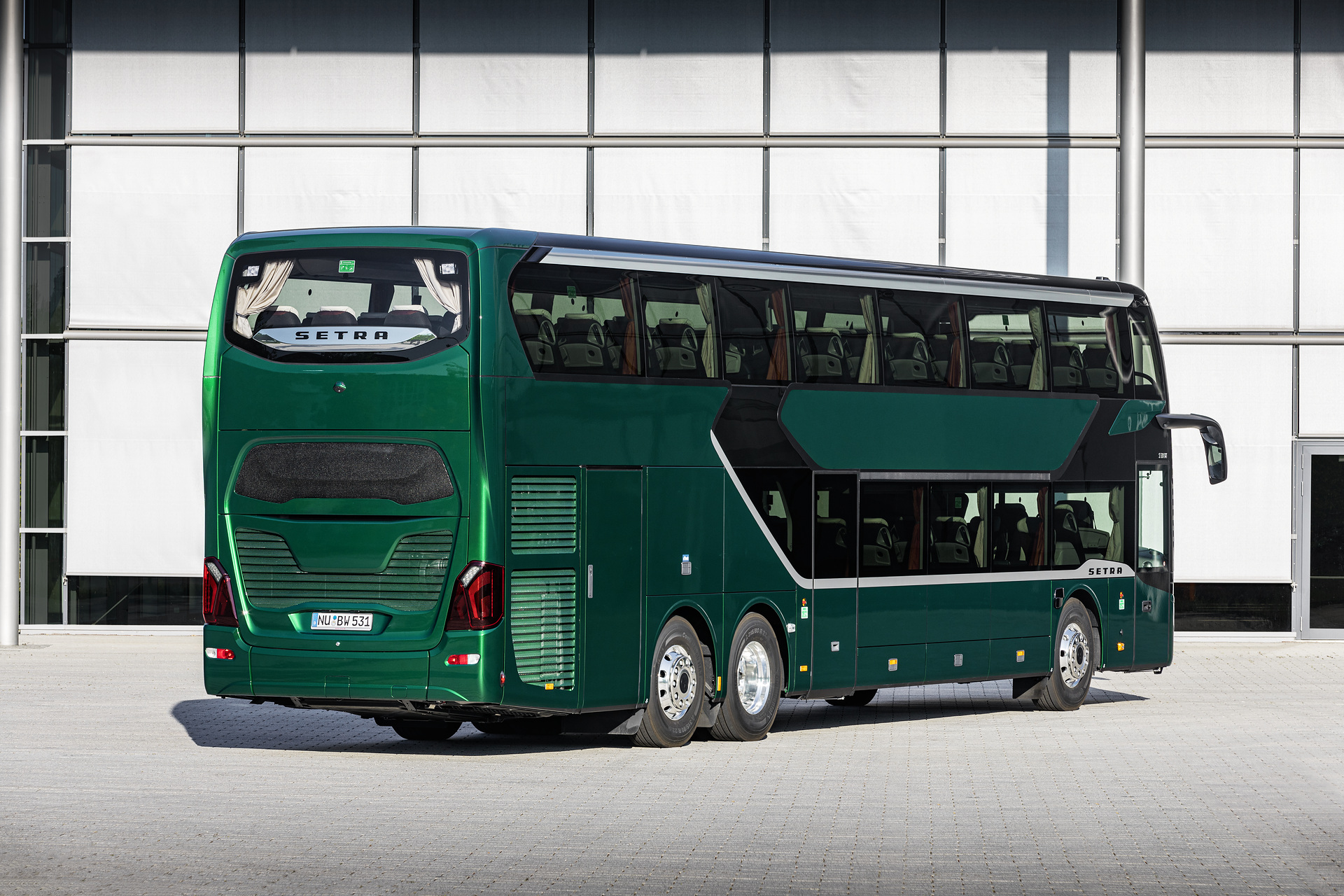 Setra S 531 DT TopClass 500, Exterieur, Tannengrün Metallic, OM 471 mit 375 kW (510 PS), 12,8 L Hubraum, 8-Gang Mercedes PowerShift, Active Brake Assist 4, Sideguard Assist, LED-Scheinwerfer, Länge/Breite/Höhe: 14.000/2.550/4.000 mm, Bestuhlung: 1/78 Setra S 531 DT TopClass 500