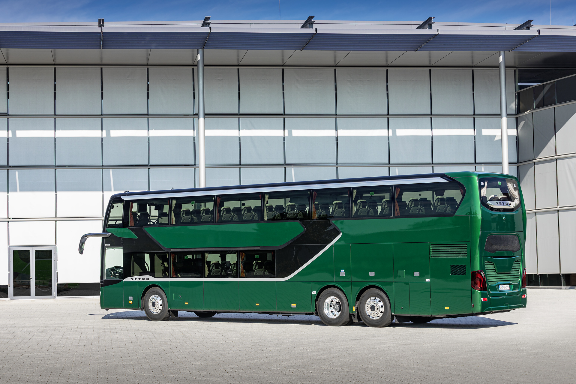 Setra S 531 DT TopClass 500, Exterieur, Tannengrün Metallic, OM 471 mit 375 kW (510 PS), 12,8 L Hubraum, 8-Gang Mercedes PowerShift, Active Brake Assist 4, Sideguard Assist, LED-Scheinwerfer, Länge/Breite/Höhe: 14.000/2.550/4.000 mm, Bestuhlung: 1/78 Setra S 531 DT TopClass 500