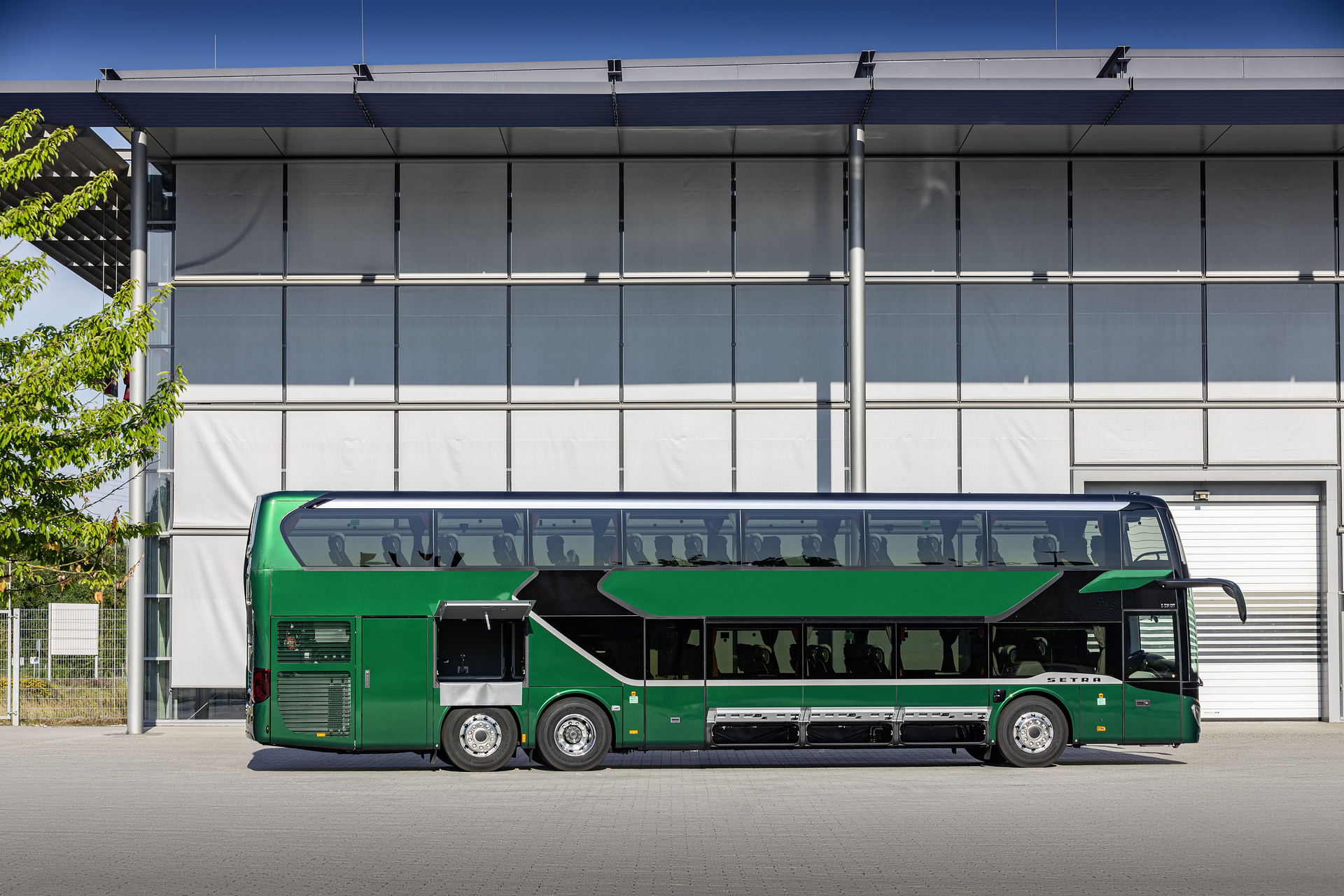Setra S 531 DT TopClass 500, Exterieur, Tannengrün Metallic, OM 471 mit 375 kW (510 PS), 12,8 L Hubraum, 8-Gang Mercedes PowerShift, Active Brake Assist 4, Sideguard Assist, LED-Scheinwerfer, Länge/Breite/Höhe: 14.000/2.550/4.000 mm, Bestuhlung: 1/78 Setra S 531 DT TopClass 500