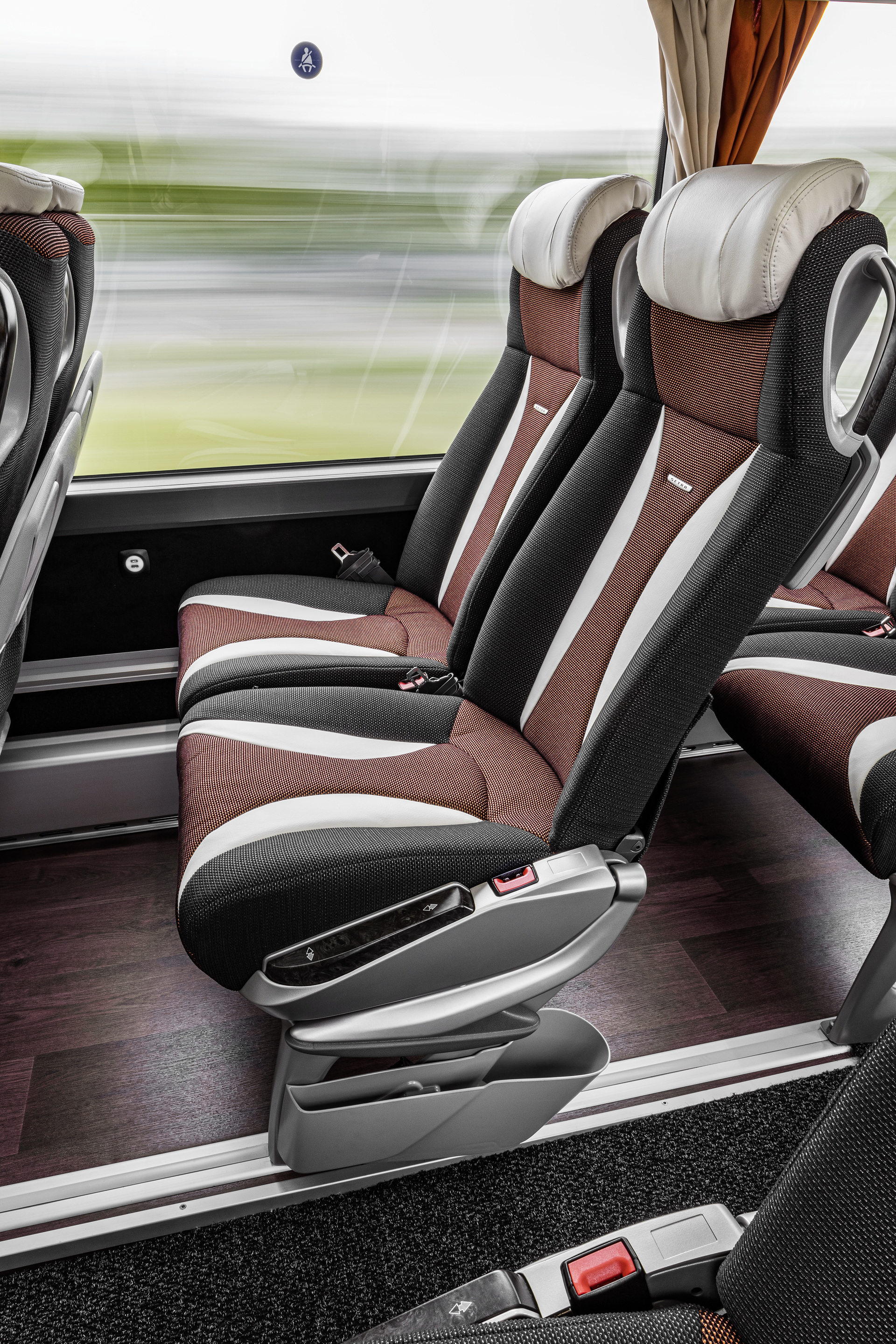Setra S 531 DT TopClass 500, Unterdeck, Interieur, Cockpit Comfort Plus, Sitzbezüge: schwarzkupfer, OM 471 mit 375 kW (510 PS), 12,8 L Hubraum, 8-Gang Mercedes PowerShift, Active Brake Assist 4, Sideguard Assist, LED-Scheinwerfer, Länge/Breite/Höhe: 14.000/2.550/4.000 mm, Bestuhlung: 1/78 Setra S 531 DT TopClass 500