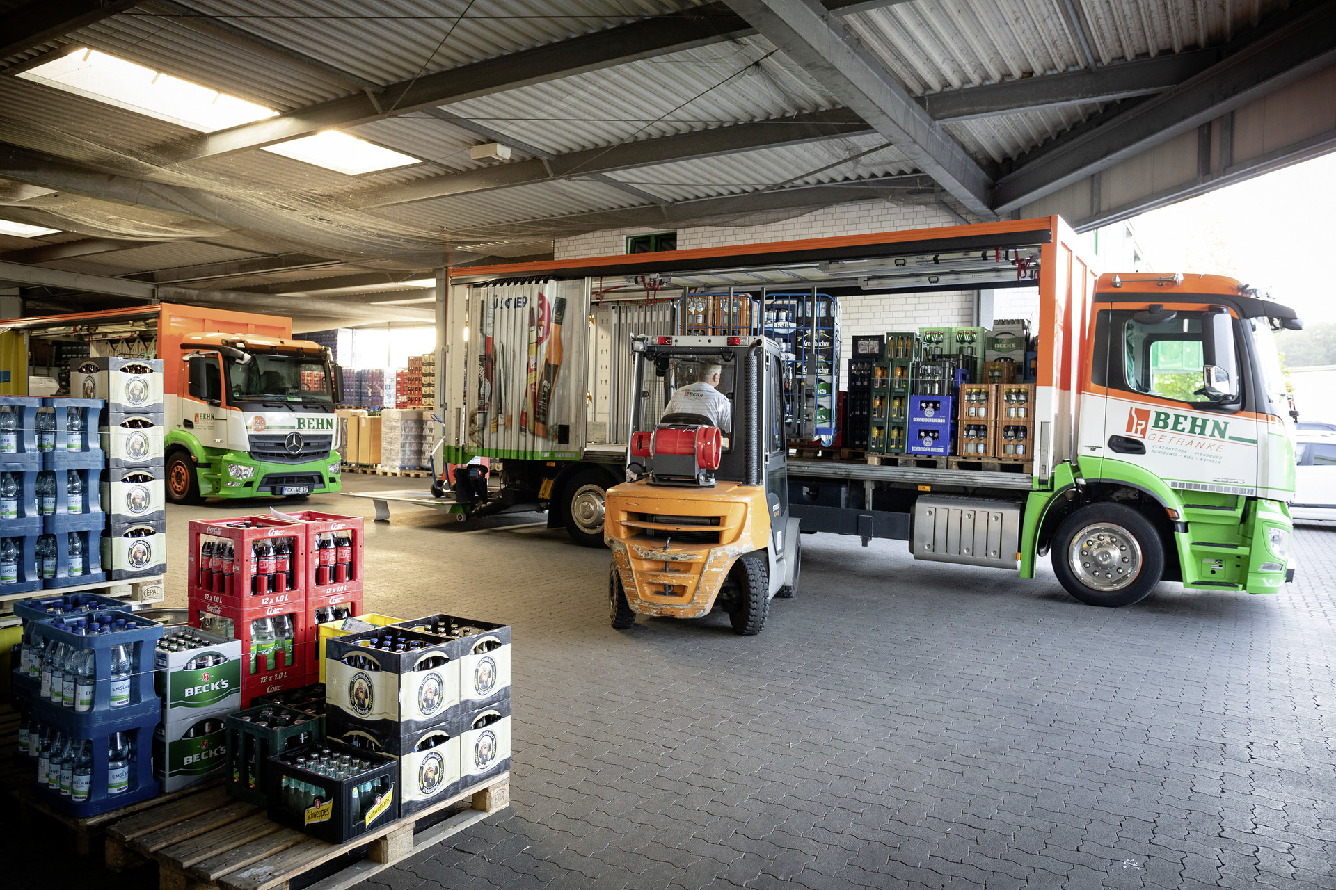 Bei Behn Getränke sind mittlerweile sieben Actros 2530 im Einsatz, von denen einer mit vielen Details auf das 125. Jubiläum hinweist – beispielsweise mit der Jubiläumszahl 125 im Kennzeichen. Durstlöscher – Behn Getränke fährt mit dem Stern