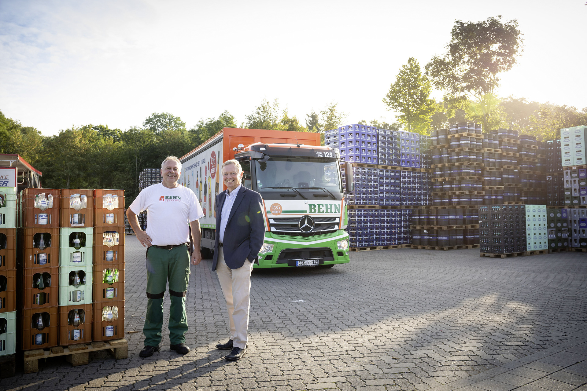 Seit 60 Jahren ist man bei Behn mit Fahrzeugen von Mercedes-Benz unterwegs. Im Bild: Fahrer Andreas Freiholz (links) und Geschäftsführer Waldemar Behn. Durstlöscher – Behn Getränke fährt mit dem Stern