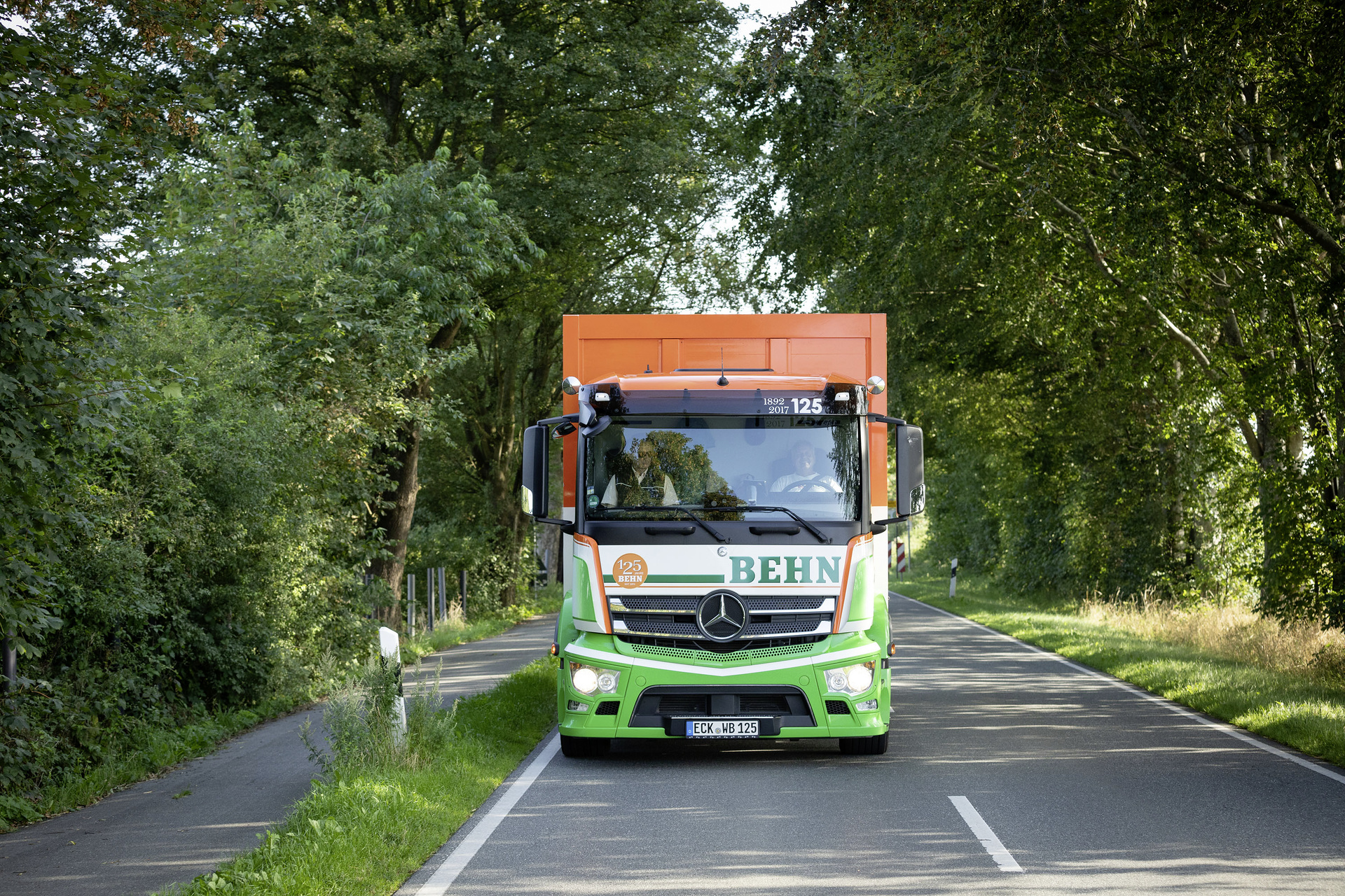 Bei Behn Getränke sind mittlerweile sieben Actros 2530 im Einsatz, von denen einer mit vielen Details auf das 125. Jubiläum hinweist – beispielsweise mit der Jubiläumszahl 125 im Kennzeichen. Durstlöscher – Behn Getränke fährt mit dem Stern
