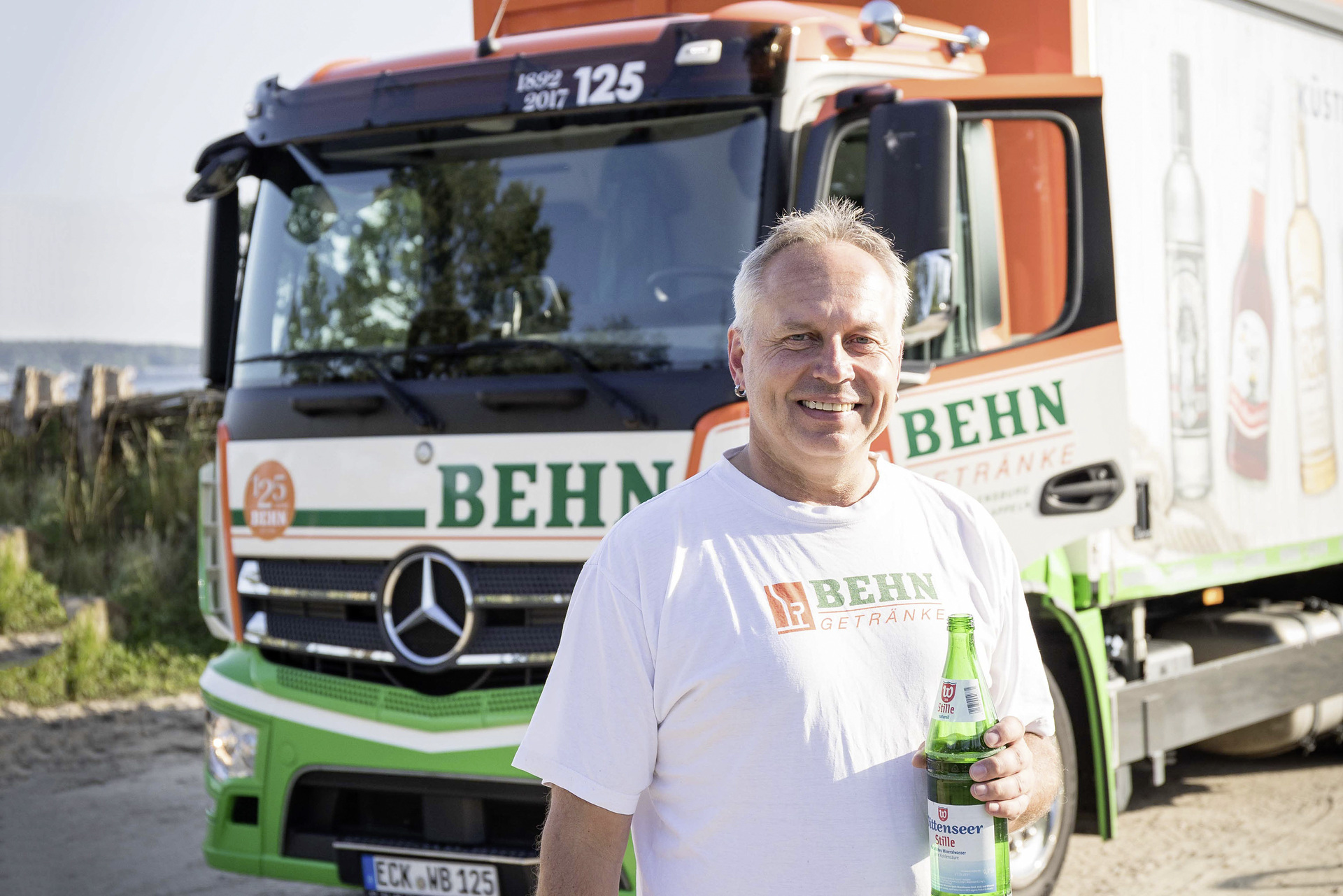 Aktuell besteht die Flotte des Getränkegroßhändlers fast ausschließlich aus Lkw mit dem Stern. Fahrer Andreas Freiholz ist täglich mit dem Lkw im Einsatz. Durstlöscher – Behn Getränke fährt mit dem Stern