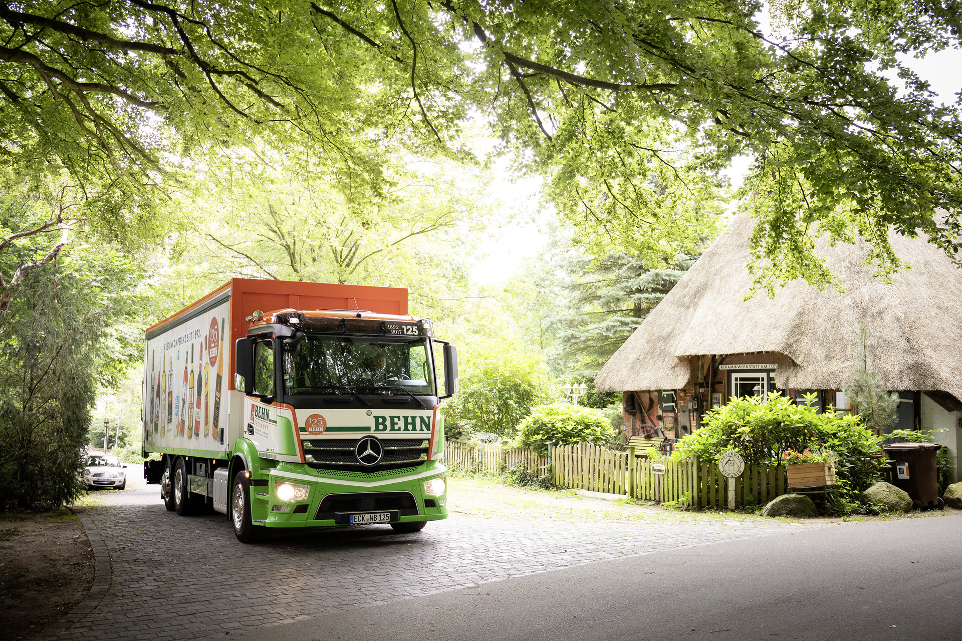 Bei Behn Getränke sind mittlerweile sieben Actros 2530 im Einsatz, von denen einer mit vielen Details auf das 125. Jubiläum hinweist – beispielsweise mit der Jubiläumszahl 125 im Kennzeichen. Durstlöscher – Behn Getränke fährt mit dem Stern