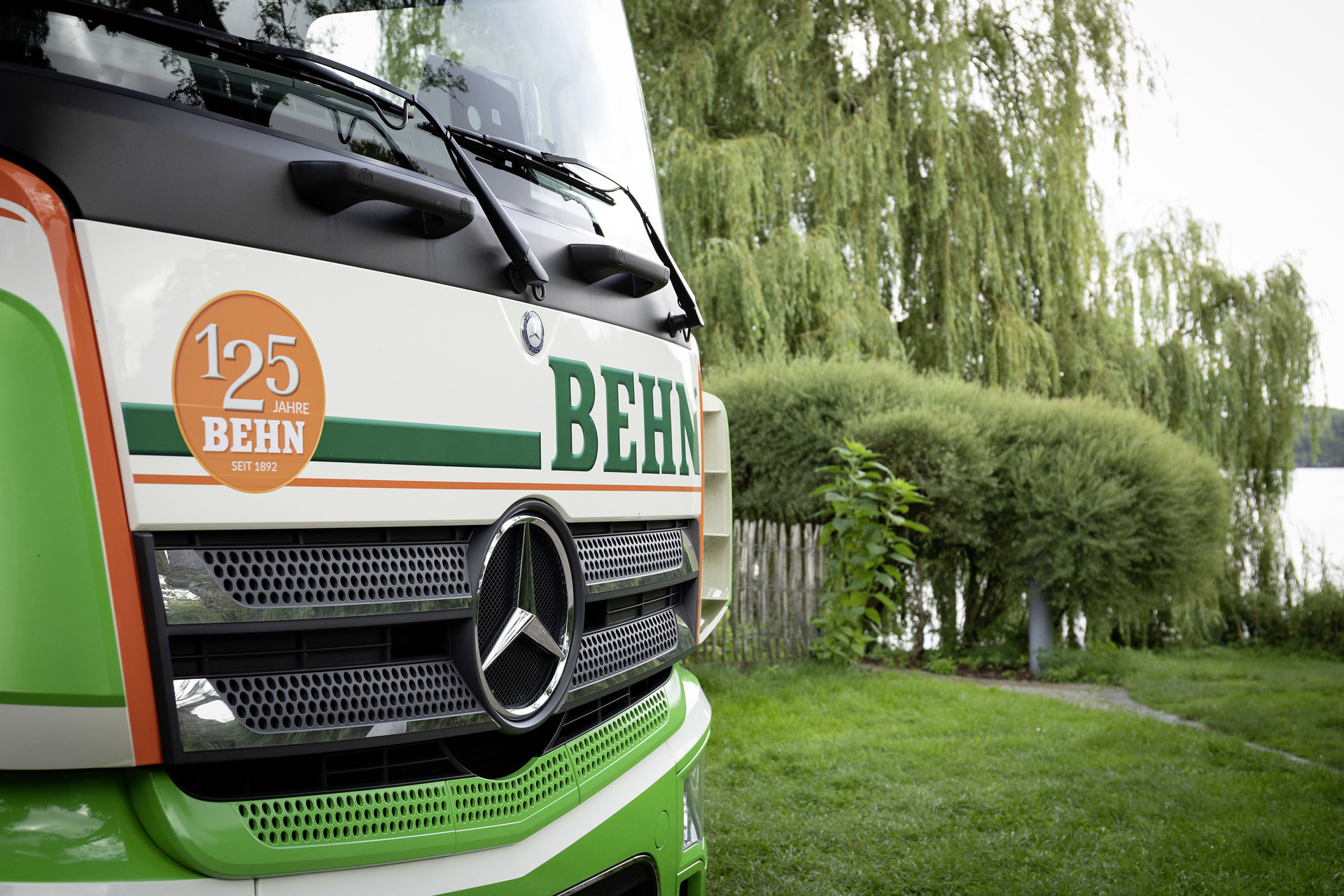 Bei Behn Getränke sind mittlerweile sieben Actros 2530 im Einsatz, von denen einer mit vielen Details auf das 125. Jubiläum hinweist – beispielsweise mit der Jubiläumszahl 125 im Kennzeichen. Durstlöscher – Behn Getränke fährt mit dem Stern