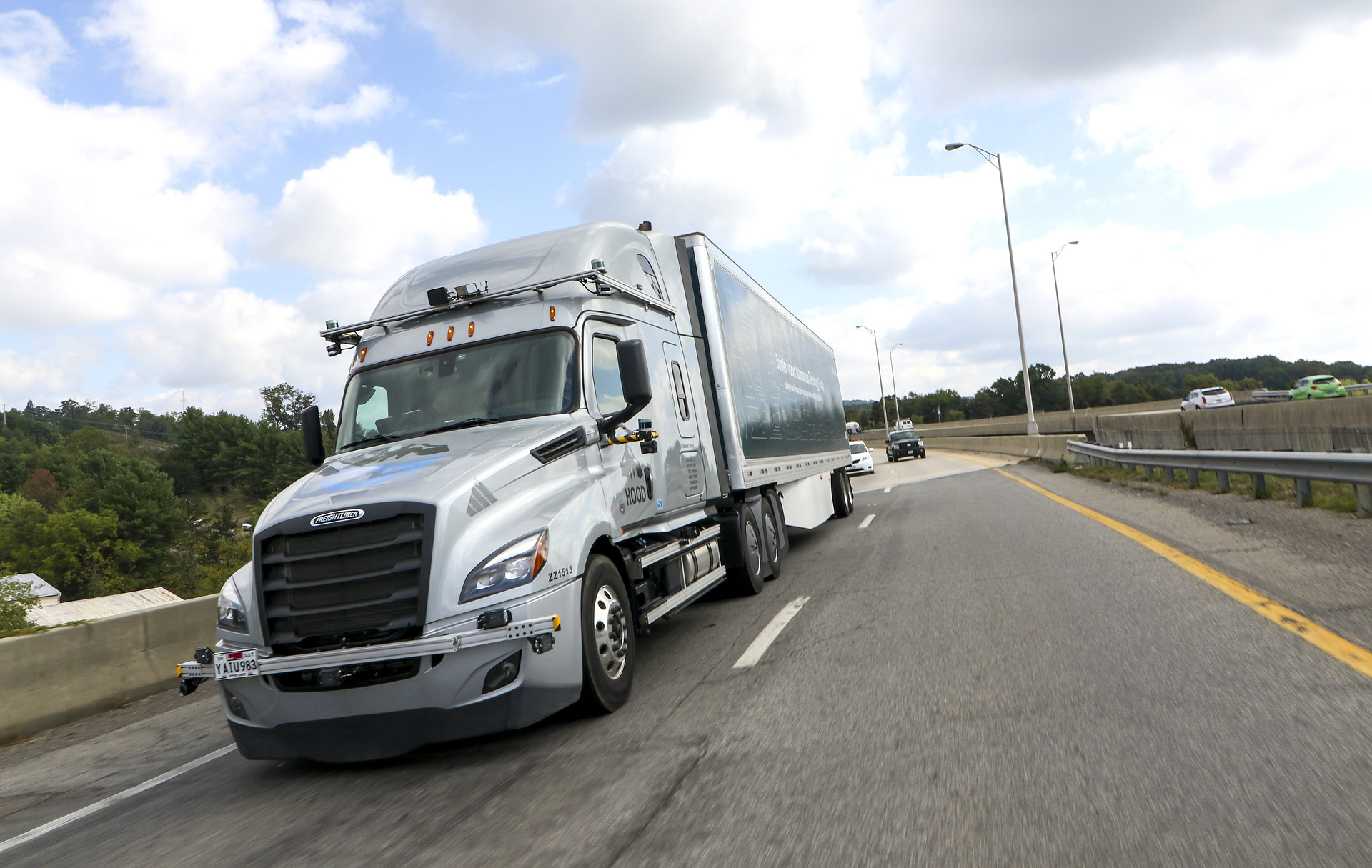 Daimler Trucks und sein Tochterunternehmen Torc Robotics haben mit der Entwicklung und Erprobung hochautomatisierter Lkw (SAE Level 4) auf definierten Strecken im öffentlichen Verkehr begonnen. Daimler Trucks und Torc Robotics weiten Erprobung automatisierter Lkw auf US-Highways aus – Sicherheit höchste Priorität