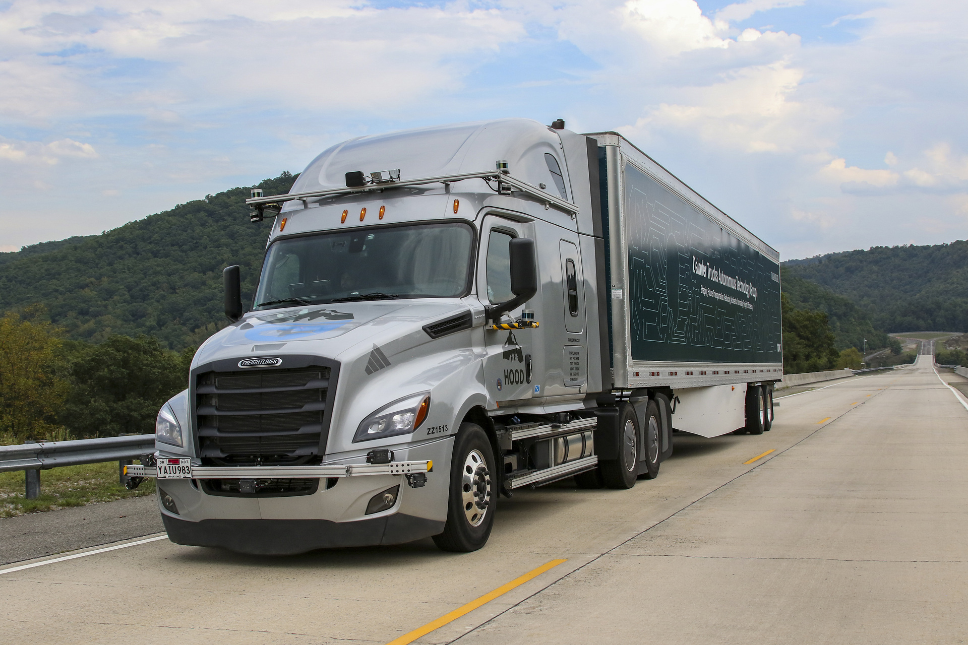 Daimler Trucks und sein Tochterunternehmen Torc Robotics haben mit der Entwicklung und Erprobung hochautomatisierter Lkw (SAE Level 4) auf definierten Strecken im öffentlichen Verkehr begonnen. Daimler Trucks und Torc Robotics weiten Erprobung automatisierter Lkw auf US-Highways aus – Sicherheit höchste Priorität