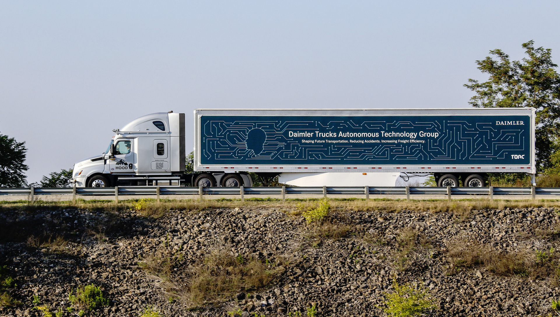 Daimler Trucks und sein Tochterunternehmen Torc Robotics haben mit der Entwicklung und Erprobung hochautomatisierter Lkw (SAE Level 4) auf definierten Strecken im öffentlichen Verkehr begonnen. Daimler Trucks und Torc Robotics weiten Erprobung automatisierter Lkw auf US-Highways aus – Sicherheit höchste Priorität