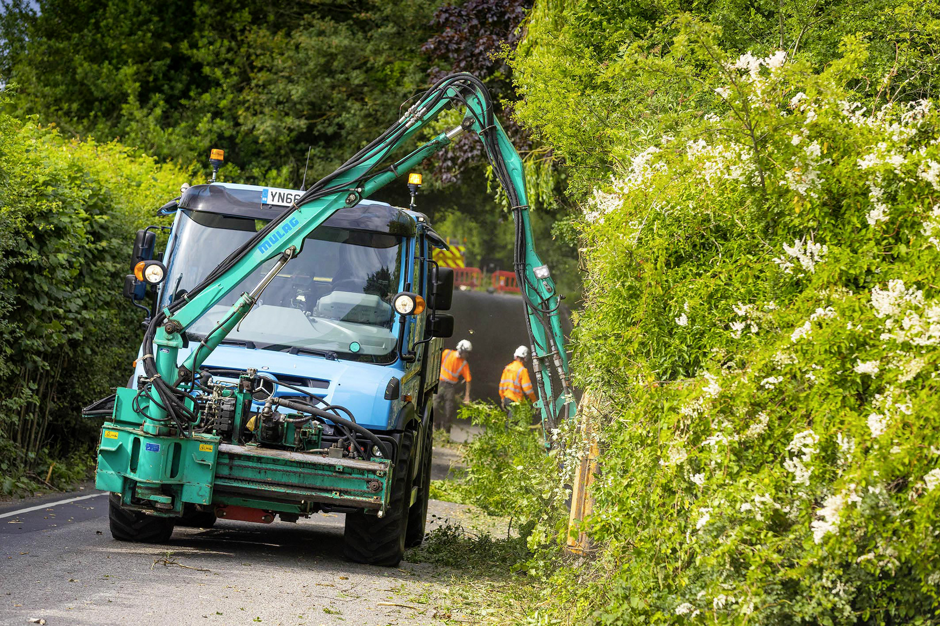Mercedes-Benz Unimog U218; Schneiden, Stutzen, Pflegen: Kommunale Arbeit ist komplex. Der U 218 meistert jede Herausforderung mit einer großen Auswahl an Anbaugeräten. U 218 zum Jubiläum: seit 30 Jahren mit Unimog erfolgreich im Einsatz