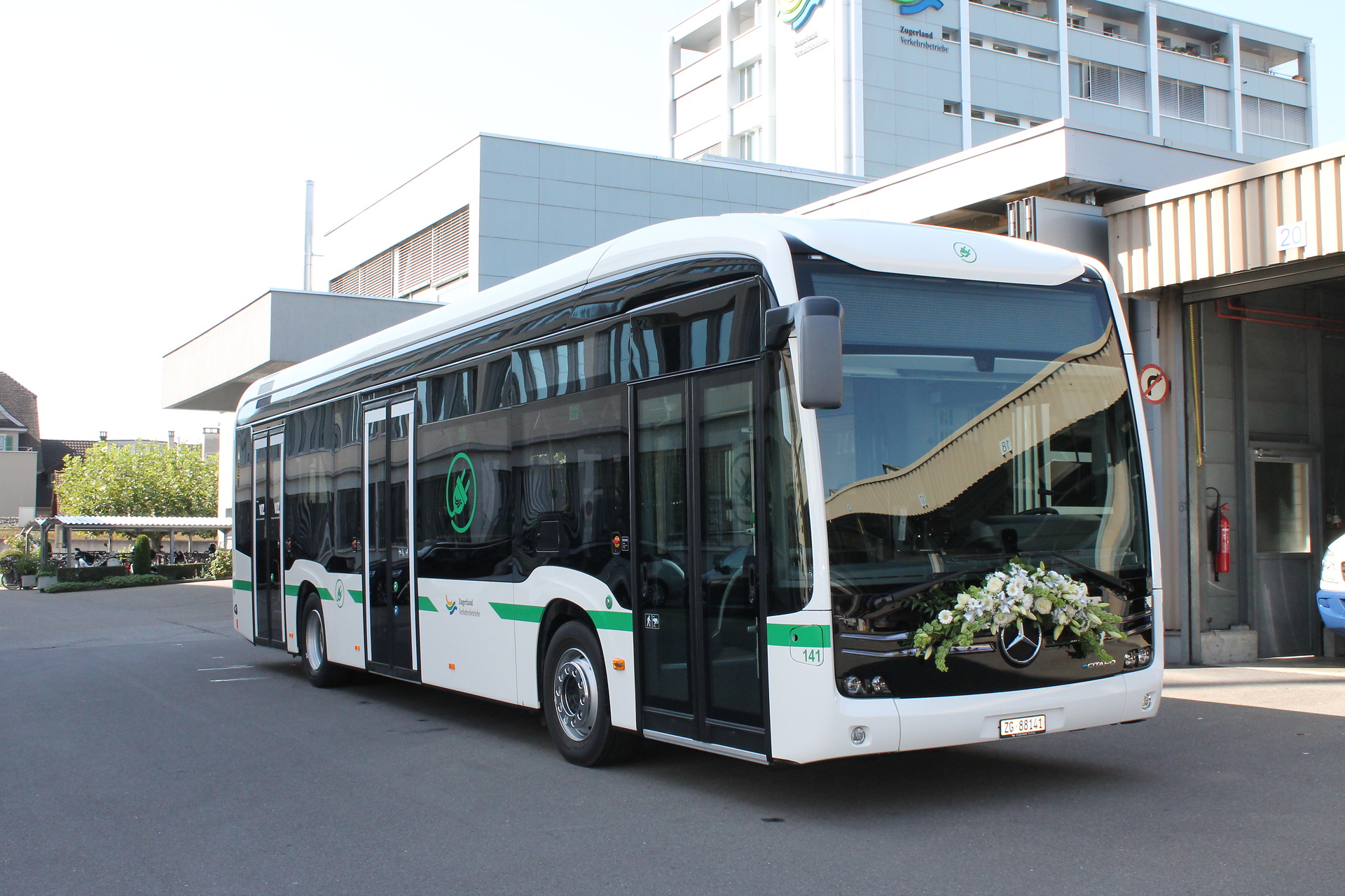Lokal emissionsfrei fahren die Zugerland Verkehrsbetriebe (ZVB) und Bus Ost¬schweiz (BOS) mit dem vollelektrisch angetriebenen Mercedes Benz eCitaro. Heute wurden beide Stadtbusse offiziell übergeben. Emissionsfreie Doppel-Premiere der ersten zwei vollelektrisch angetriebenen Mercedes-Benz eCitaro für die Zugerland Verkehrsbetriebe und Bus Ostschweiz