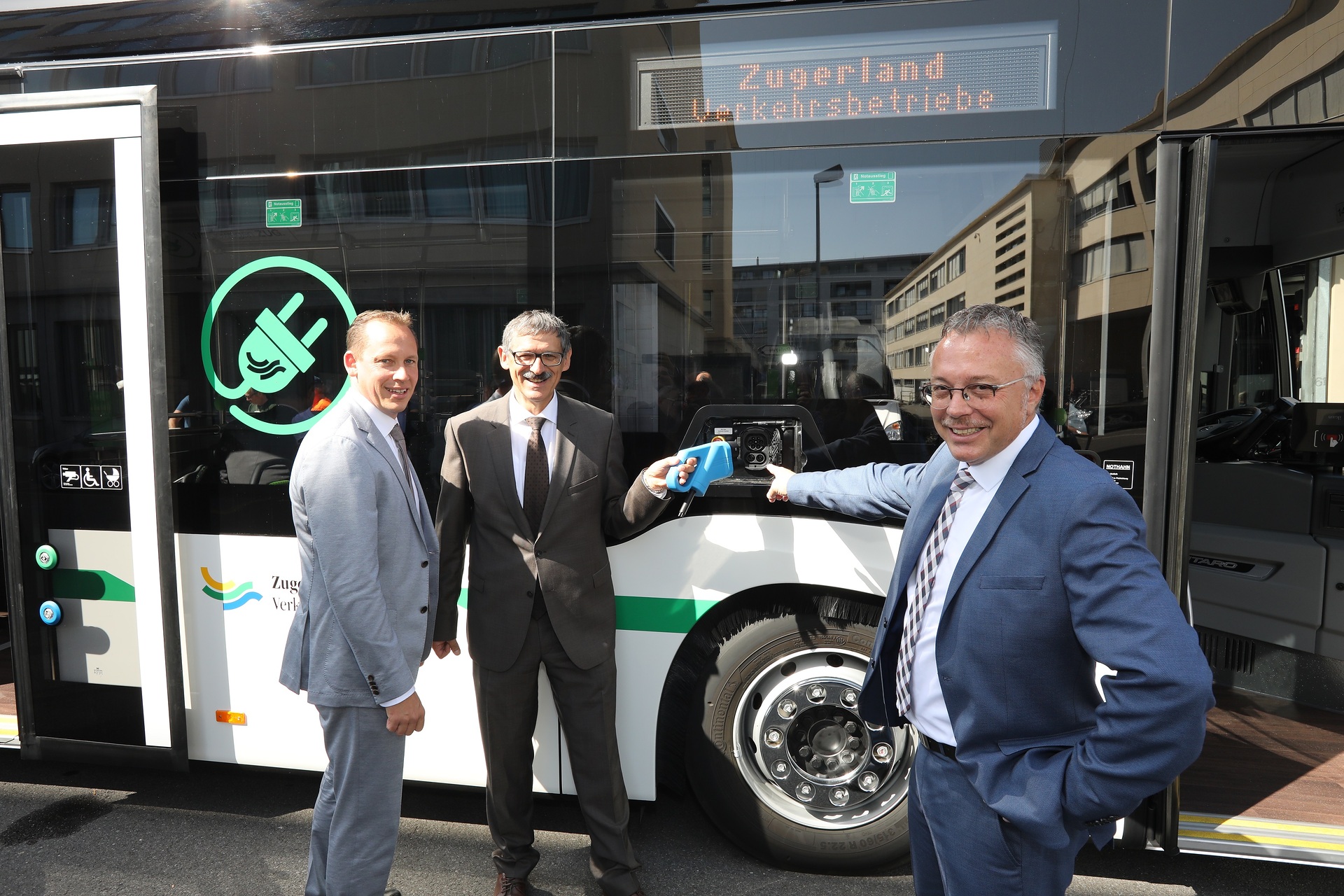 Der Mercedes-Benz eCitaro eignet sich ideal für die Innenstadt und Quartiere des Kanton Zugs und für das St. Galler Rheintal, denn er fährt lokal emissionsfrei und außerdem nahezu geräuschlos. Von links nach rechts: Cyrill Weber, CEO ZVB, Armin Krieg, EvoBus (Schweiz) AG), und Frank Scherhag, CEO EvoBus.