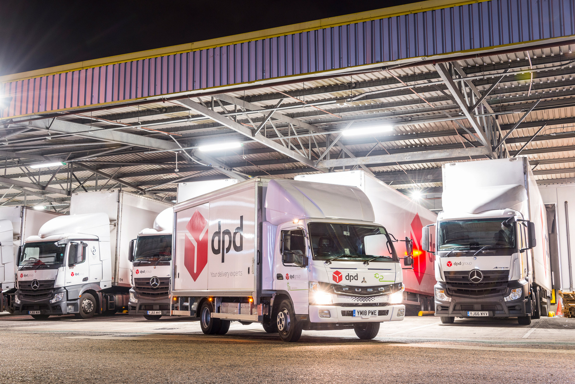After two years in customer operations, the FUSO eCanter fleet has achieved one million kilometres, driven locally emission-free. Customers are now operating around 150 vehicles in New York, Tokyo, Berlin, London, Amsterdam, Paris and Lisbon. FUSO eCanter is a kilometre millionaire – 25 times around the world with electric power
