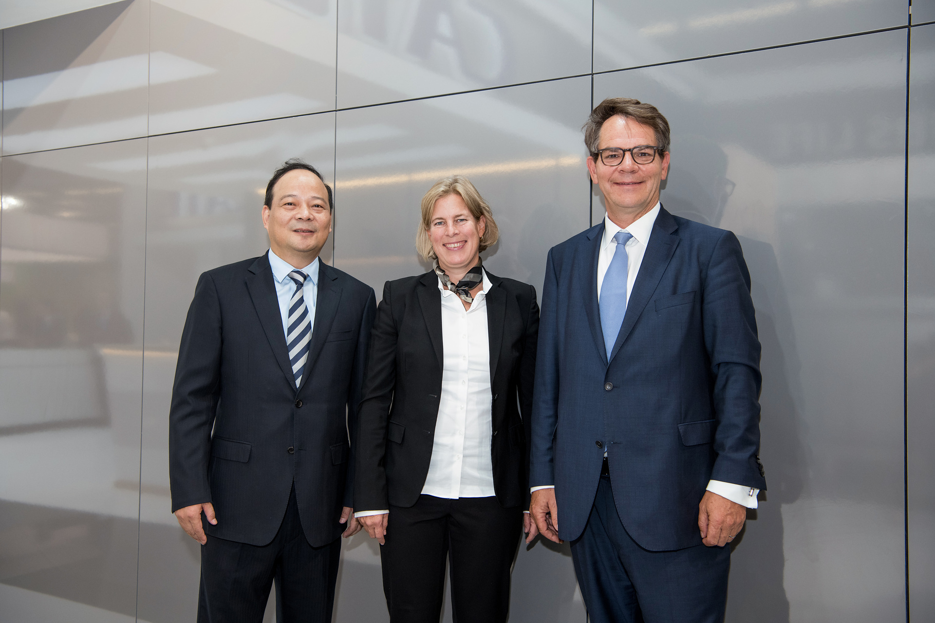 Daimler Trucks & Buses und der Batteriehersteller Contemporary Amperex Technology Co. Limited (CATL) haben eine weltweite Liefervereinbarung über Batteriemodule für elektrische Serien-Lkw getroffen. V.l.n.r: Dr. Robin Zeng, Founder and CEO, Contemporary Amperex Technology (CATL), Gesa Reimelt, Leiterin E-Mobility Group Daimler Trucks & Buses, und Dr. Frank Reintjes, Leiter Global Powertrain, E-Mobility und Produktionsplanung Daimler Trucks. Daimler Trucks & Buses und CATL vereinbaren globale Belieferung von Batteriemodulen für elektrische Lkw