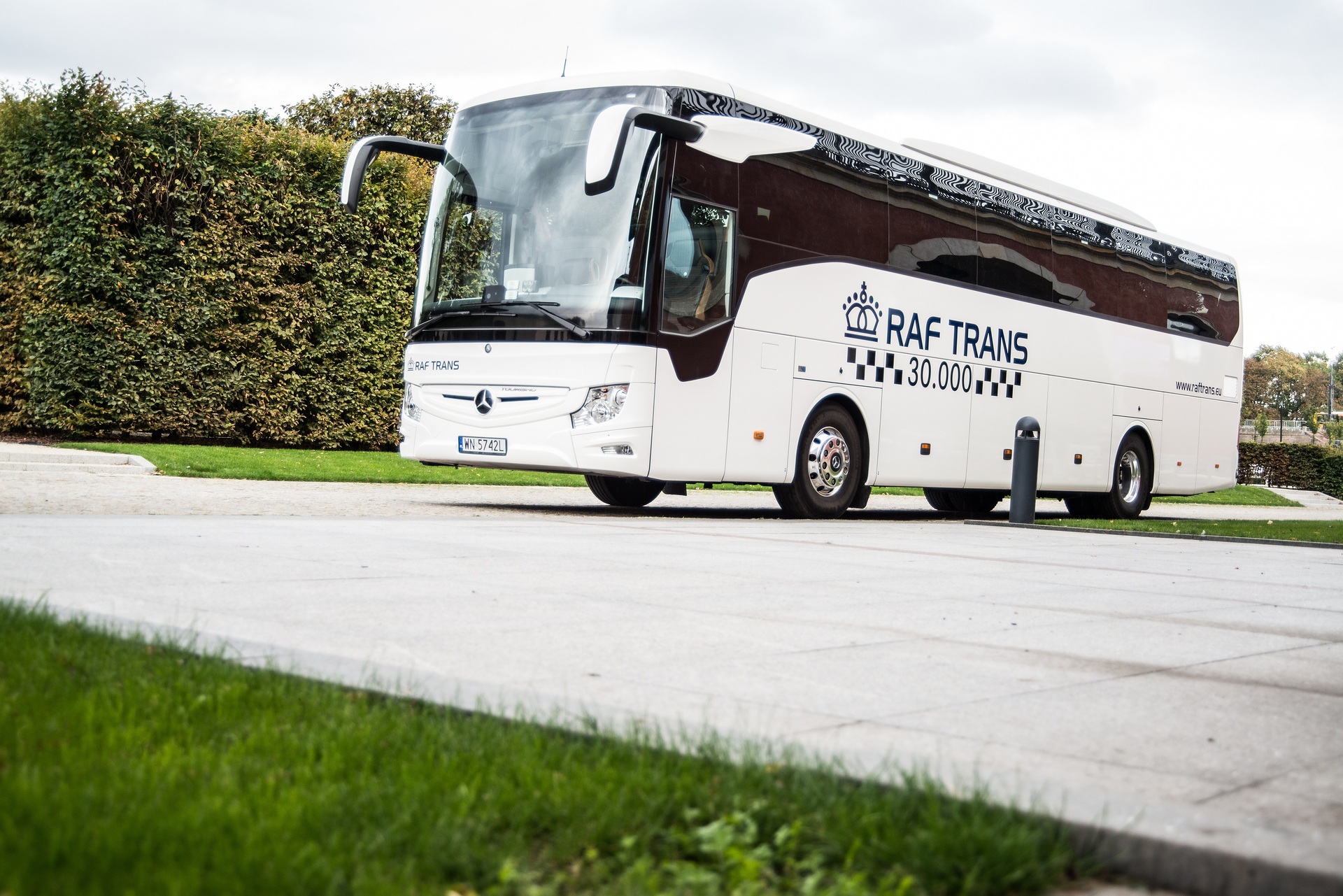 Vor 25 Jahren erlebte er seine Weltpremiere, jetzt hat Mercedes Benz das 30.000ste Exemplar übergeben: Der Mercedes Benz Tourismo ist der meistgekaufte Reisebus Europas in seiner Ära. Doppeljubiläum: 25 Jahre Mercedes-Benz Tourismo