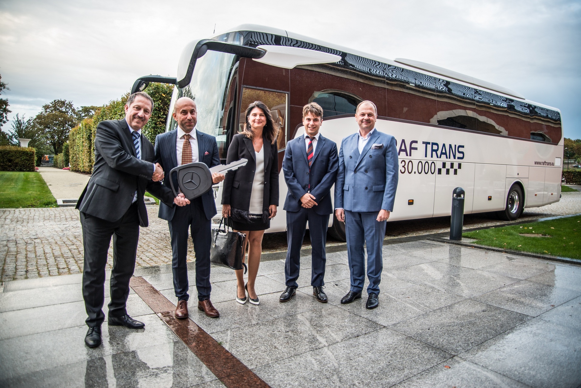 Von links nach rechts: Roman Biondi (EvoBus), Rafał Jańczuk (Geschäftsführer RAF TRANS), Katarzyna Troicka-Jańczuk (Geschäftsführerin RAF TRANS), Aleks Jańczuk (RAF TRANS) und Artur Konarski (CEO EvoBus Polska). Doppeljubiläum: 25 Jahre Mercedes-Benz Tourismo