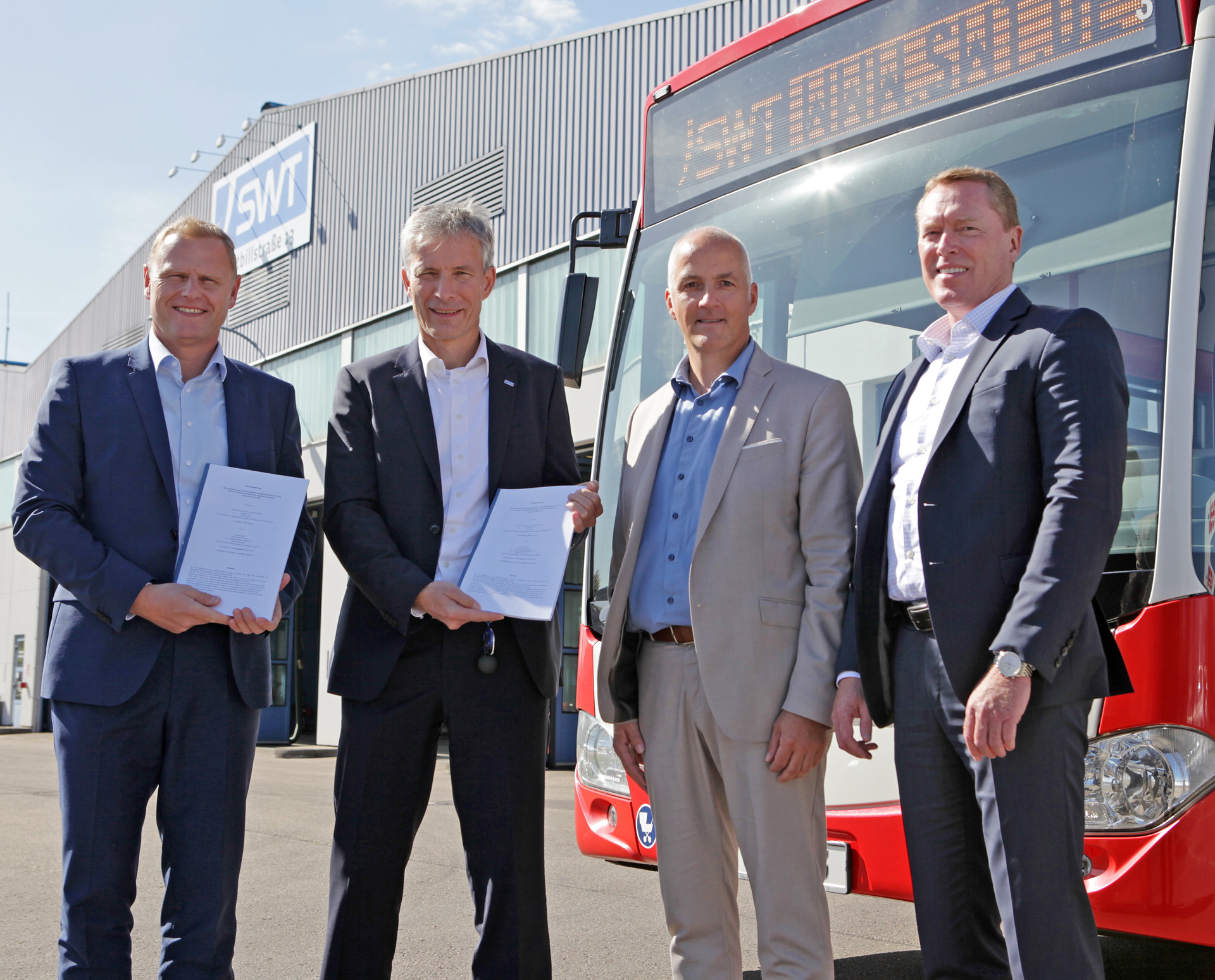von links nach rechts: Christian Fambach (Werksbeauftragter ÖPNV Daimler Buses), Steffen Maiwald (kaufmännischer Vorstand der Stadtwerke Trier), Michael Schröder (Geschäftsführer der SWT Stadtwerke Trier Verkehrs-GmbH), Rüdiger Kappel (Leiter Vertrieb Flotten Daimler Buses Deutschland). Stadtwerke Trier modernisieren Stadtbusflotte