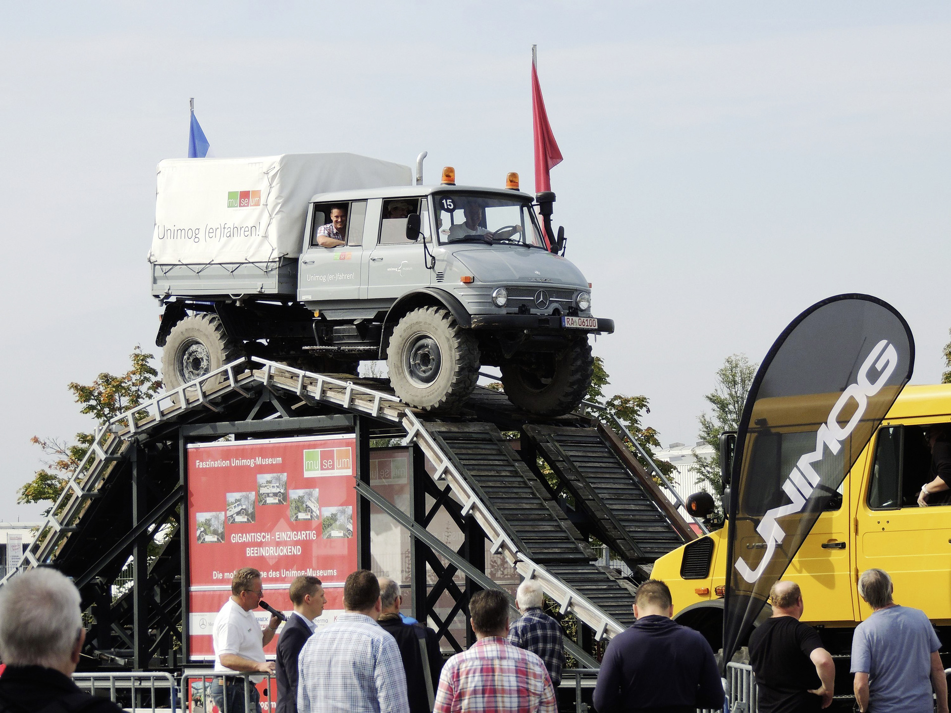 Unimog Oldie U 406 ist der Star auf dem Freigelände der Messe „Nufam“ in Karlsruhe. Mercedes-Benz auf der Nutzfahrzeugmesse Nufam 2019 – Fokus auf Sicherheit