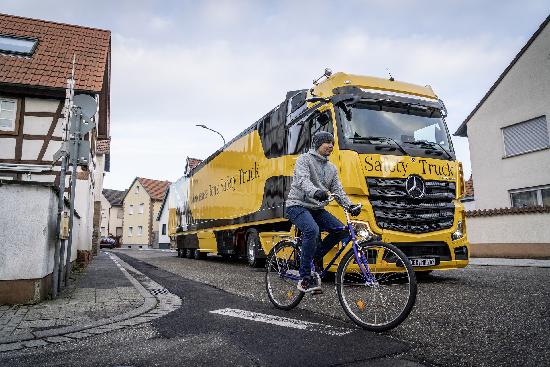 Der Abbiege-Assistent im Actros warnt den Fahrer optisch, wenn sich ein bewegliches oder stationäres Objekt in der Überwachungszone auf der Beifahrerseite des Lkw befindet. Auf den Monitoren an der A-Säule kann so beispielsweise rechtzeitig auf unerkannte Radfahrer oder Fußgänger hingewiesen werden. Mercedes-Benz auf der Nutzfahrzeugmesse Nufam 2019 – Fokus auf Sicherheit