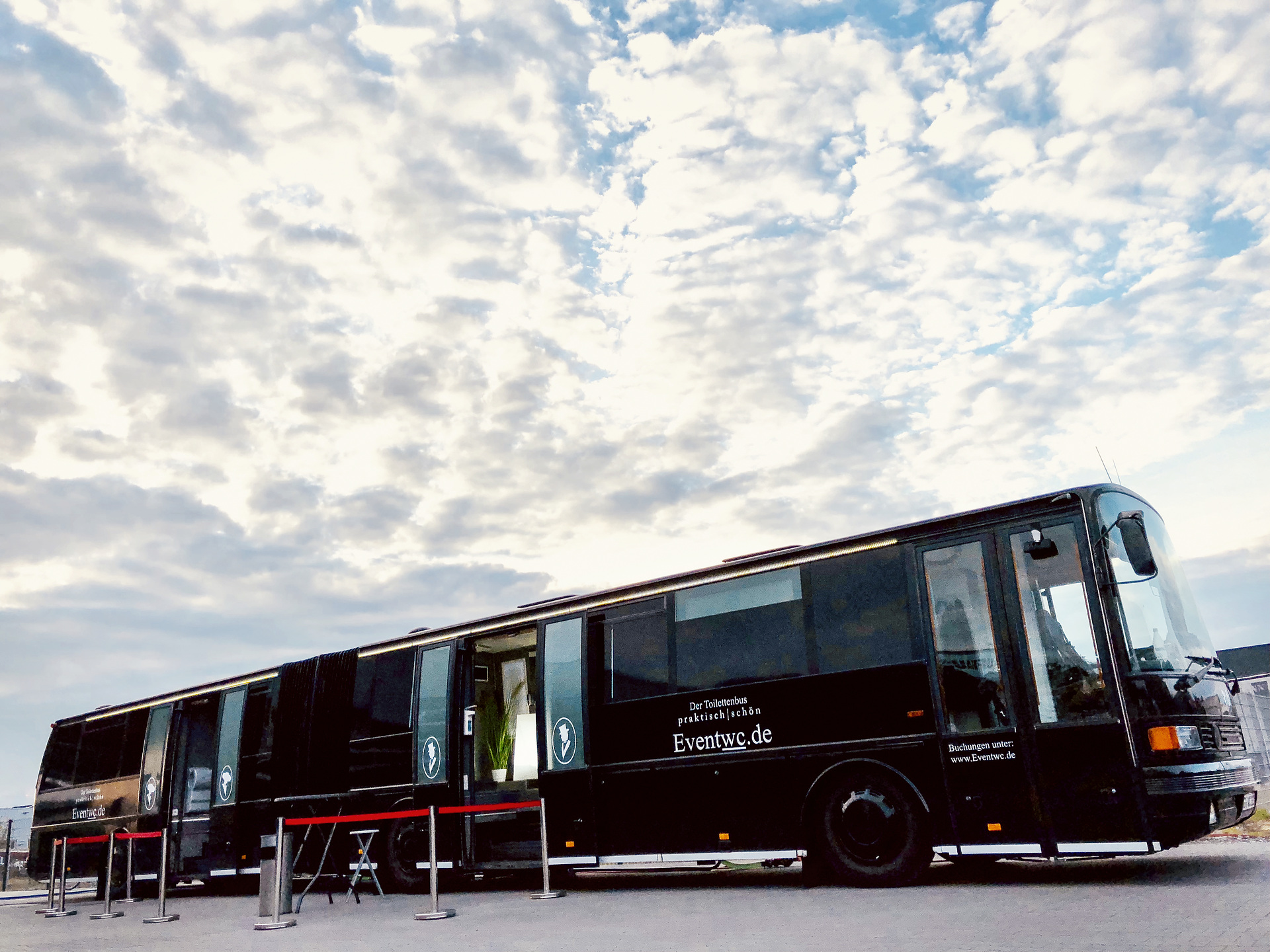 Ein Setra SG 221 UL dient als luxuriöses Event-WC auf Festivals und Messen. Setra: Mehr als nur ein Reisebus