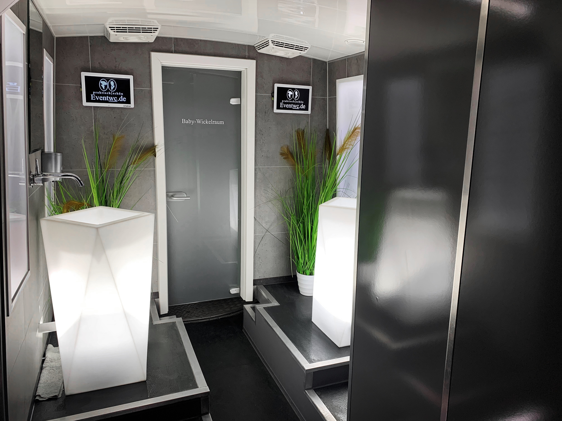 Neben hochwertigen WC-Kabinen hat der Gelenkbus auch Platz für einen Wickeltisch. Setra: Mehr als nur ein Reisebus