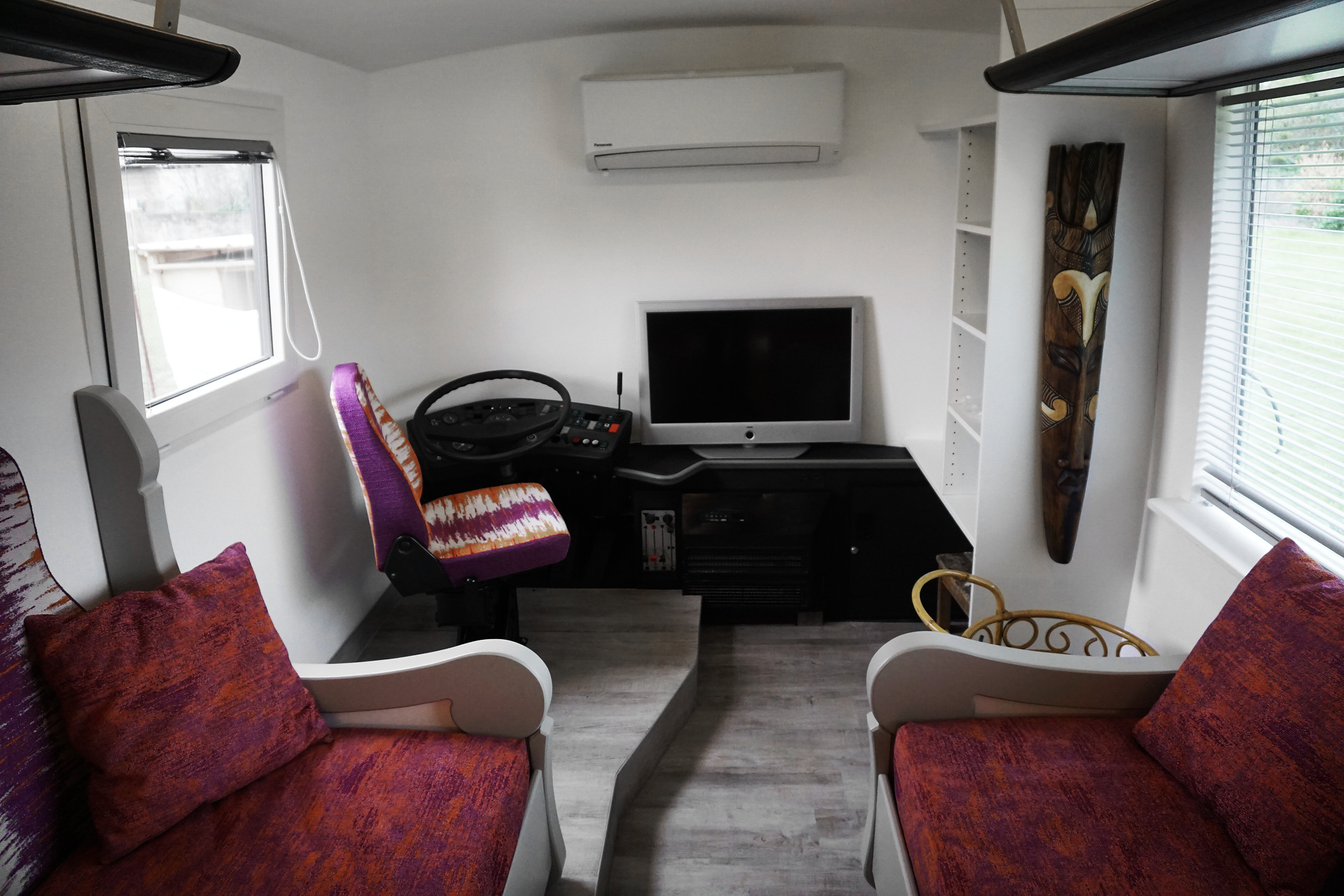 Das Cockpit ist geblieben. Der umgebaute Setra SG 221 UL ist mit Sofa, Schränken und Kippfenstern ausgestattet. Setra: Mehr als nur ein Reisebus