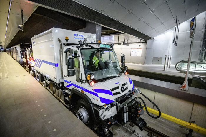 Zwei Unimog schleppen 200 Tonnen schweren Metrozug