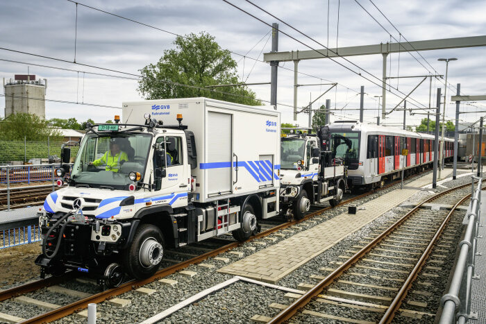 Zwei Unimog schleppen 200 Tonnen schweren Metrozug