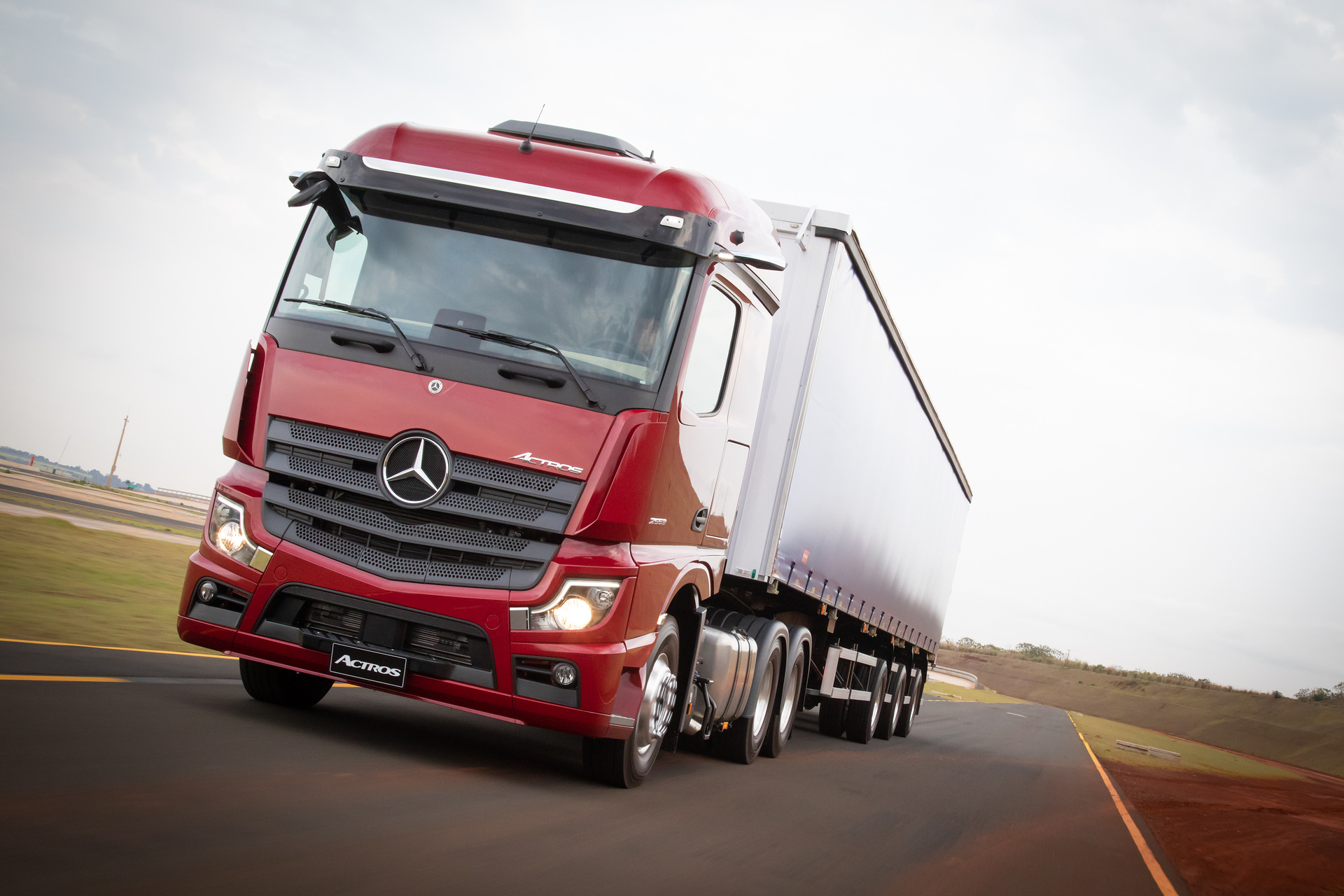 Auf globaler Plattform und für Brasilien maßgeschneidert: Premiere des neuen Schwer-Lkw Mercedes-Benz Actros auf der Fenatran