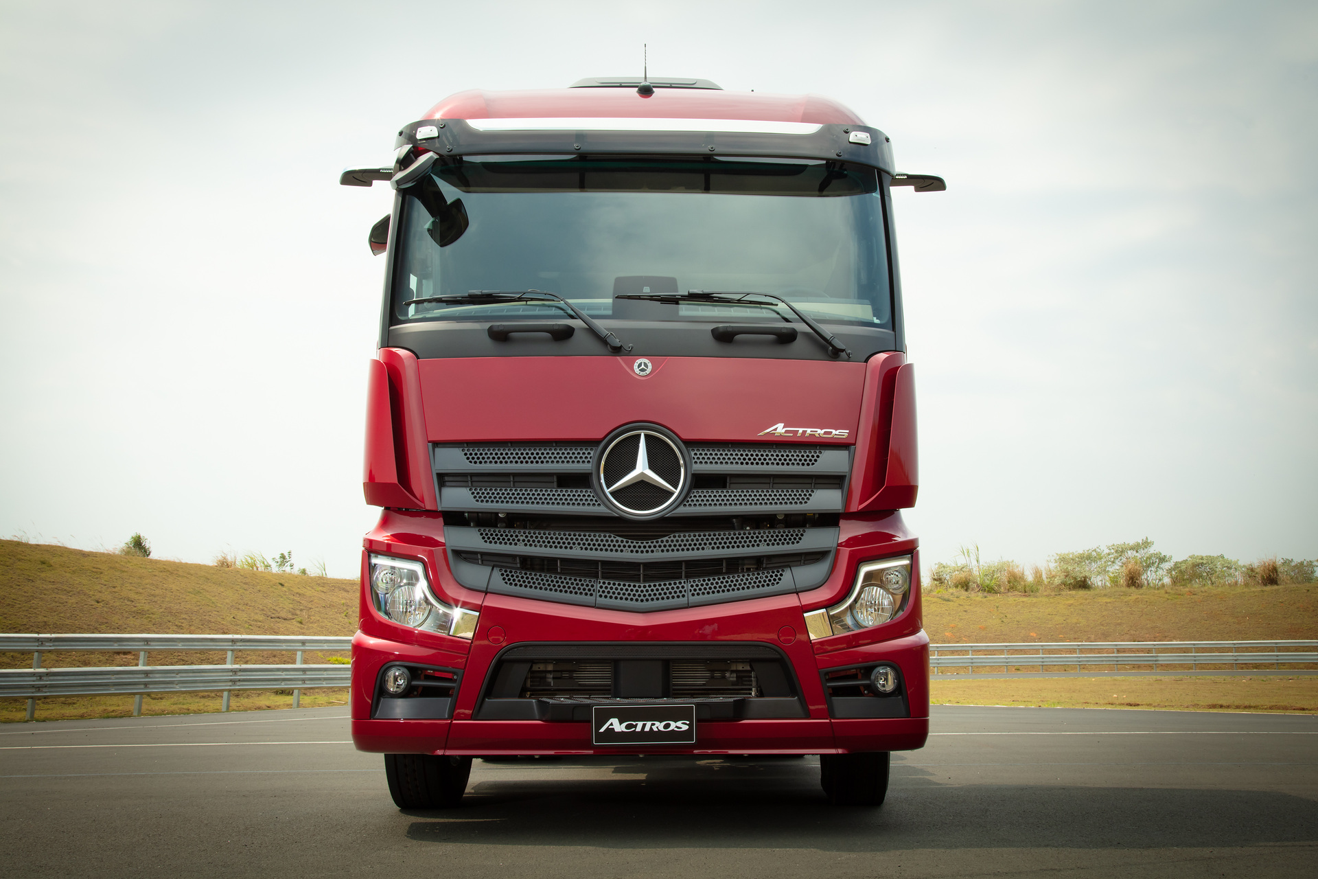 Auf globaler Plattform und für Brasilien maßgeschneidert: Premiere des neuen Schwer-Lkw Mercedes-Benz Actros auf der Fenatran