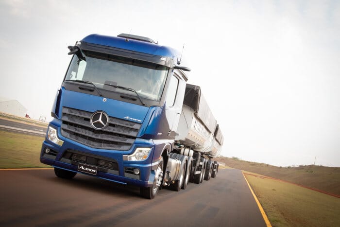 Auf globaler Plattform und für Brasilien maßgeschneidert: Premiere des neuen Schwer-Lkw Mercedes-Benz Actros auf der Fenatran