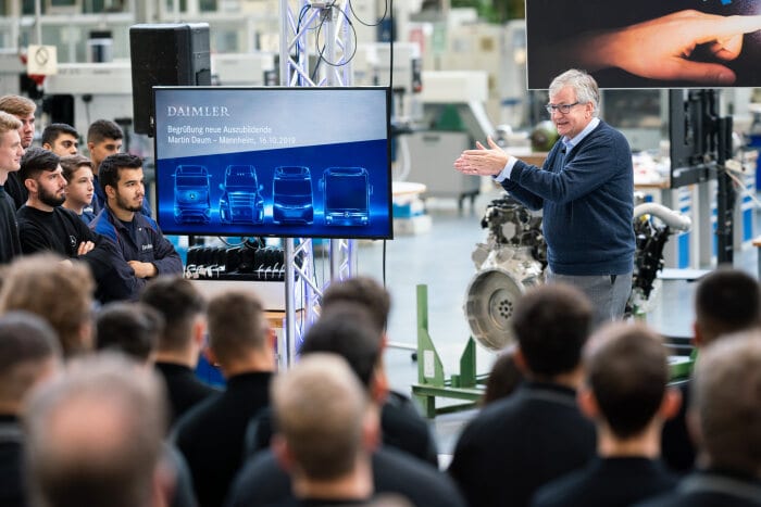 Investition in die Zukunft: Daimler Trucks Chef Martin Daum begrüßt neue Auszubildende und duale Studenten am Standort Mannheim