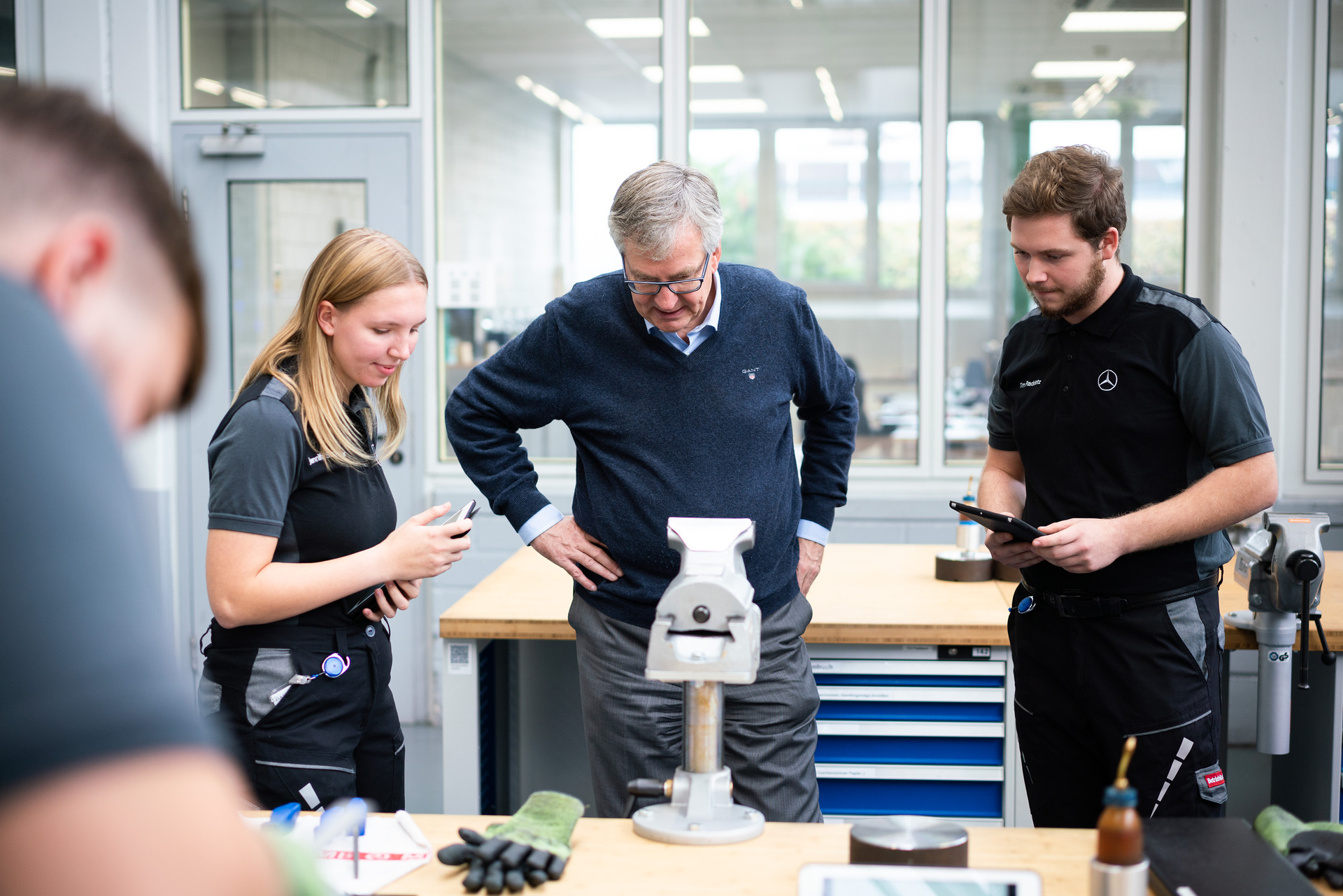 Martin Daum, Mitglied des Vorstandes der Daimler AG verantwortlich für Daimler Trucks & Buses, begrüßt die neuen Auszubildenden und duale Studenten am Daimler Standort in Mannheim Investition in die Zukunft: Daimler Trucks Chef Martin Daum begrüßt neue Auszubildende und duale Studenten am Standort Mannheim