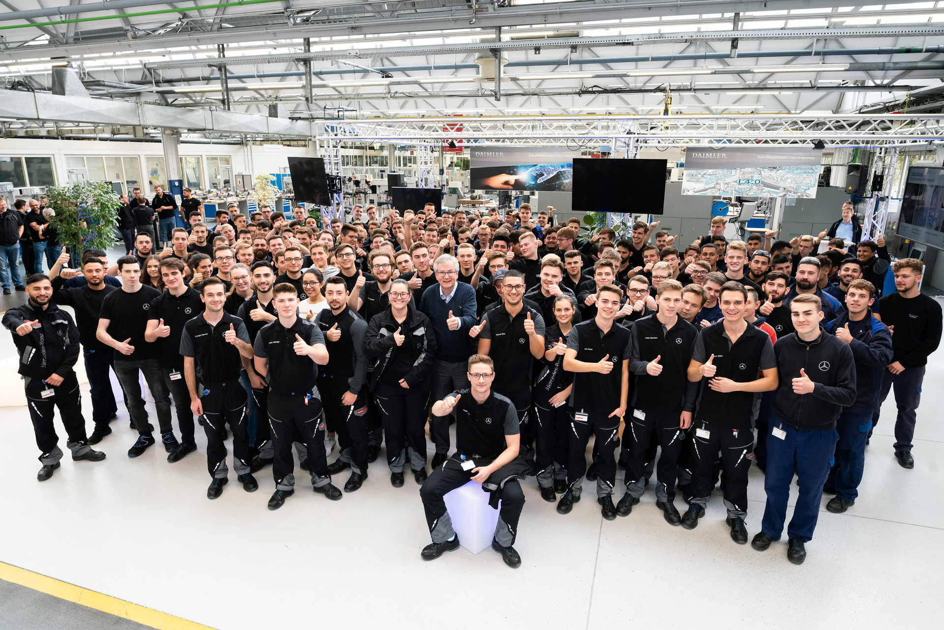 Martin Daum, Mitglied des Vorstandes der Daimler AG verantwortlich für Daimler Trucks & Buses, begrüßt die neuen Auszubildenden und duale Studenten am Daimler Standort in Mannheim Investition in die Zukunft: Daimler Trucks Chef Martin Daum begrüßt neue Auszubildende und duale Studenten am Standort Mannheim