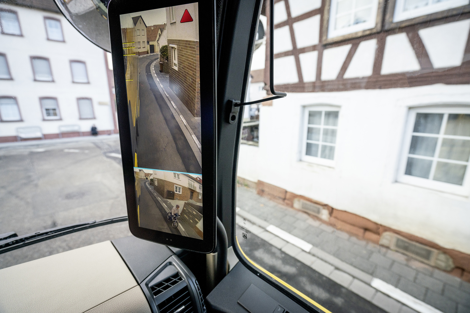 Januar 2019 – Mercedes-Benz Safety Truck. Der neue Mercedes-Benz Actros mit Abbiege-Assistent, Active Brake Assist 5, MirrorCam, Active Drive Assist, Notbremsassistent und Fußgängererkennung. Mercedes-Benz Safety Truck