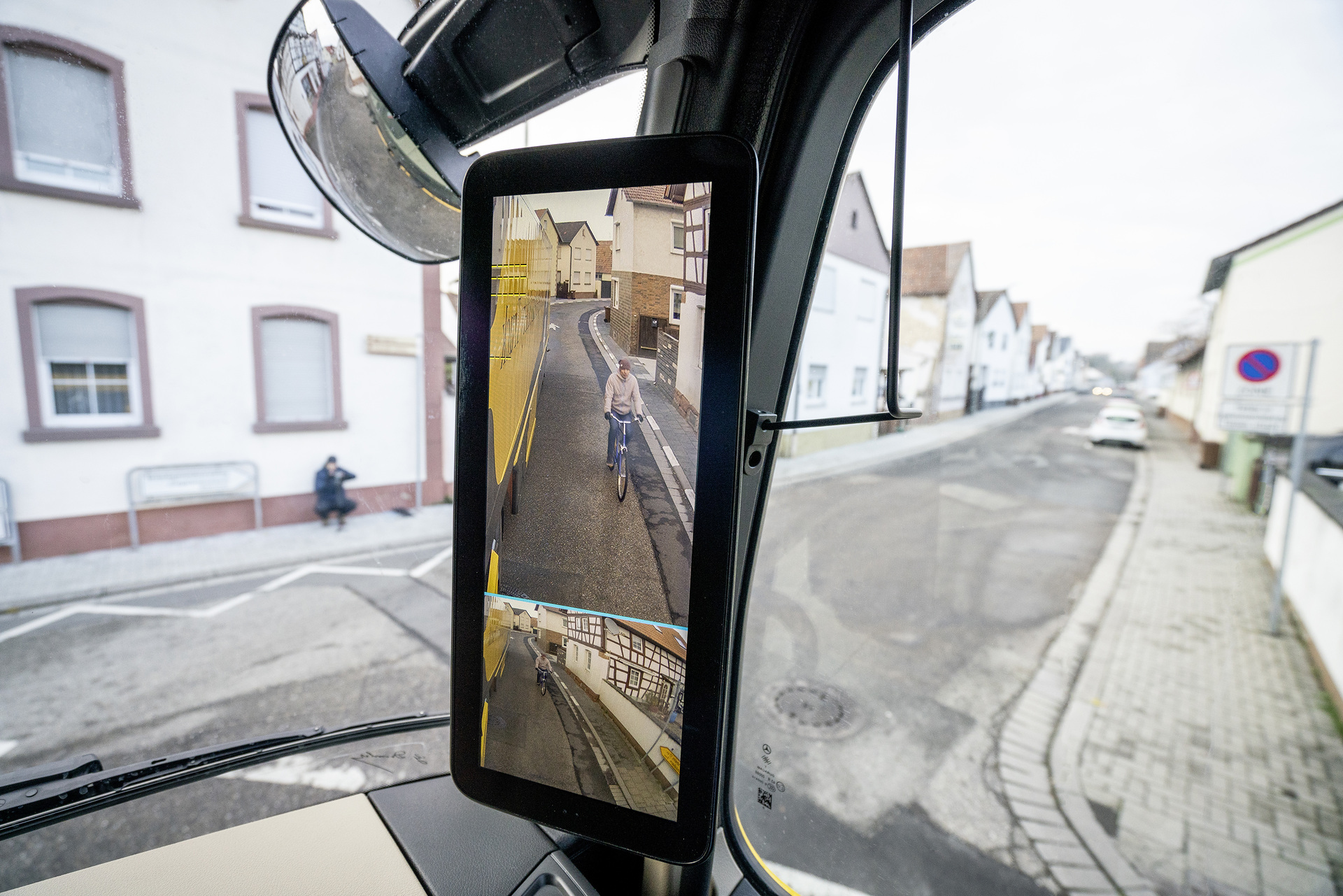 Januar 2019 – Mercedes-Benz Safety Truck. Der neue Mercedes-Benz Actros mit Abbiege-Assistent, Active Brake Assist 5, MirrorCam, Active Drive Assist, Notbremsassistent und Fußgängererkennung. Mercedes-Benz Safety Truck