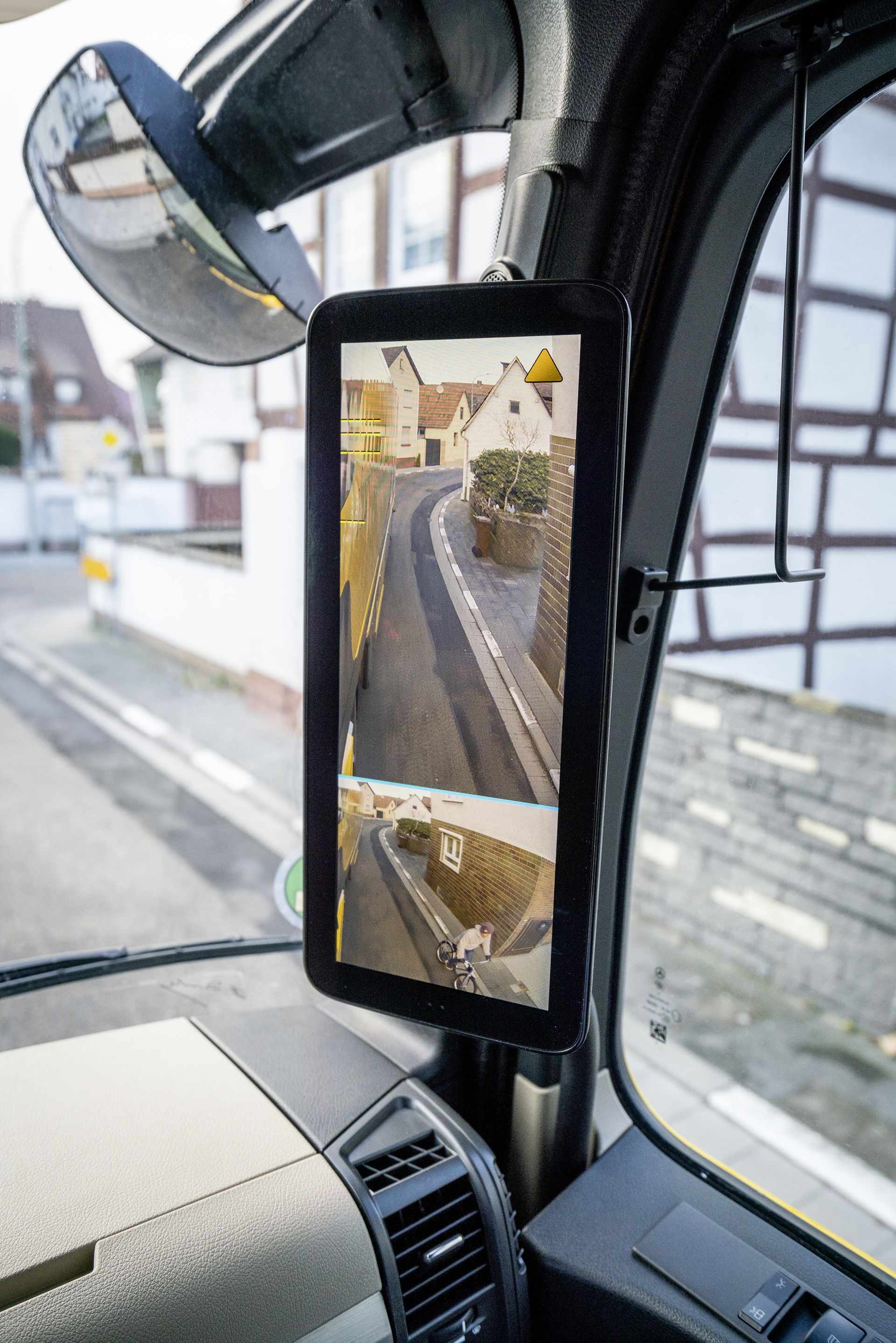 Januar 2019 – Mercedes-Benz Safety Truck. Der neue Mercedes-Benz Actros mit Abbiege-Assistent, Active Brake Assist 5, MirrorCam, Active Drive Assist, Notbremsassistent und Fußgängererkennung. Mercedes-Benz Safety Truck