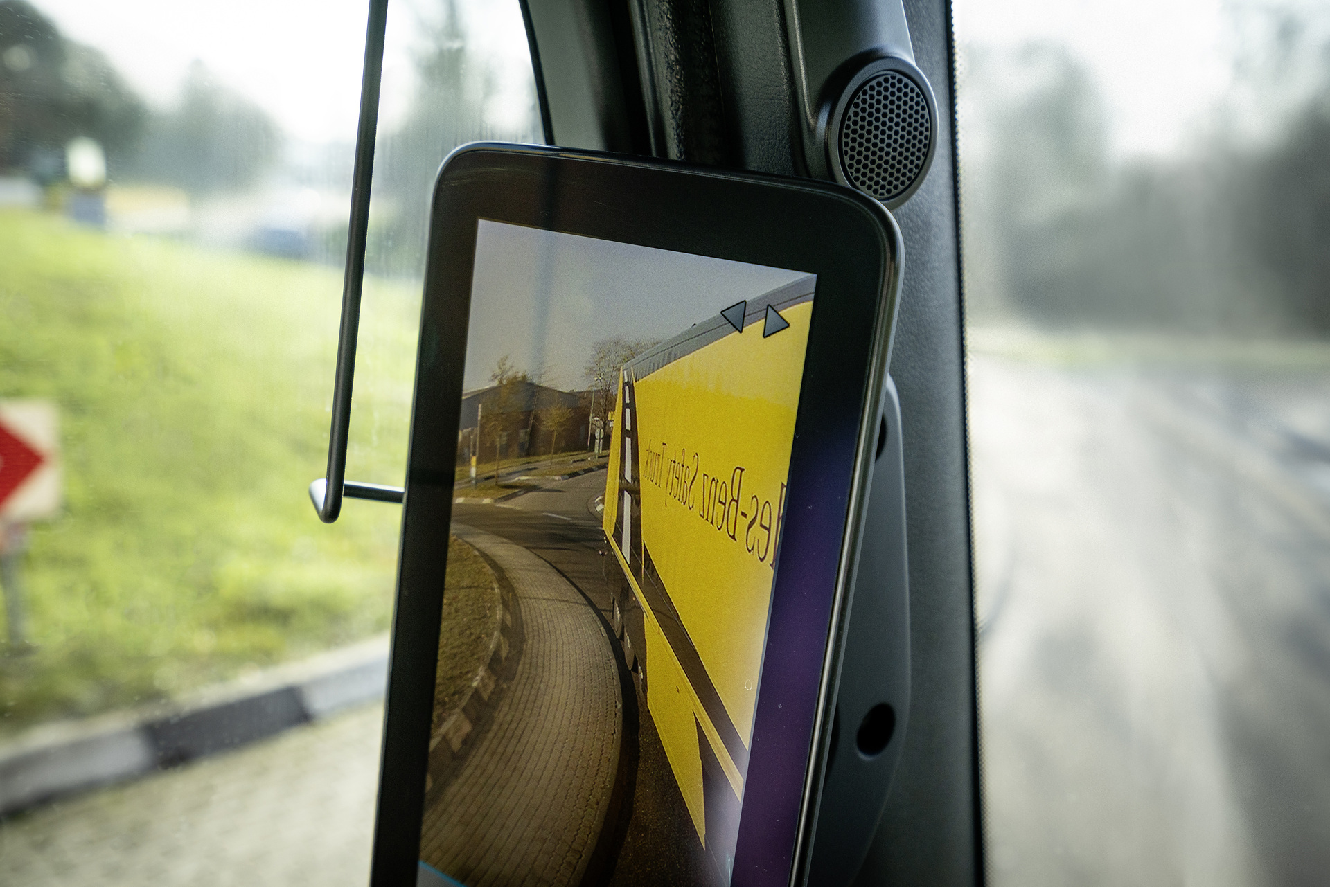 Januar 2019 – Mercedes-Benz Safety Truck. Der neue Mercedes-Benz Actros mit Abbiege-Assistent, Active Brake Assist 5, MirrorCam, Active Drive Assist, Notbremsassistent und Fußgängererkennung. Mercedes-Benz Safety Truck