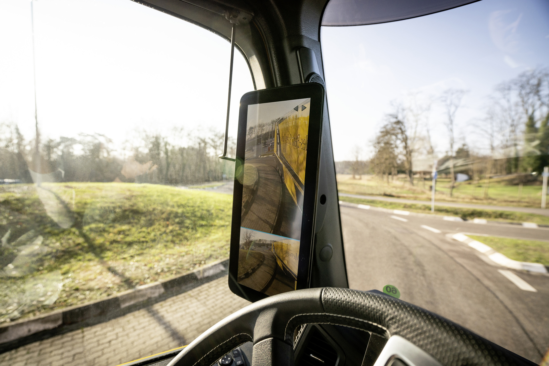 Januar 2019 – Mercedes-Benz Safety Truck. Der neue Mercedes-Benz Actros mit Abbiege-Assistent, Active Brake Assist 5, MirrorCam, Active Drive Assist, Notbremsassistent und Fußgängererkennung. Mercedes-Benz Safety Truck