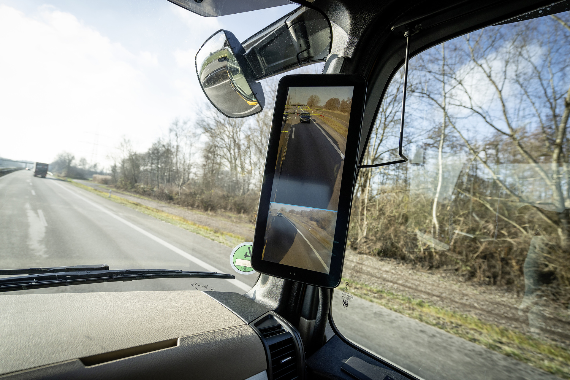 Januar 2019 – Mercedes-Benz Safety Truck. Der neue Mercedes-Benz Actros mit Abbiege-Assistent, Active Brake Assist 5, MirrorCam, Active Drive Assist, Notbremsassistent und Fußgängererkennung. Mercedes-Benz Safety Truck