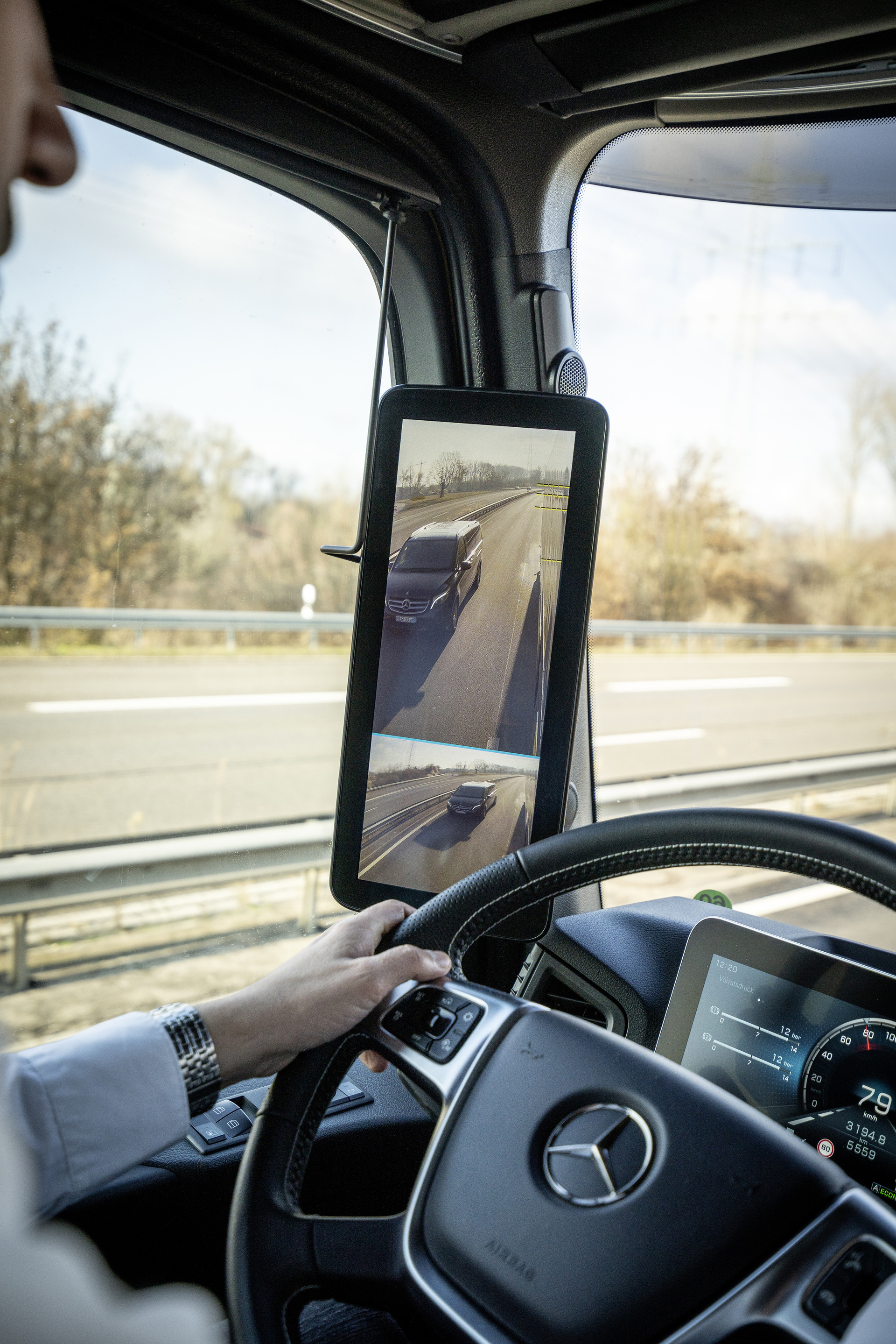 Januar 2019 – Mercedes-Benz Safety Truck. Der neue Mercedes-Benz Actros mit Abbiege-Assistent, Active Brake Assist 5, MirrorCam, Active Drive Assist, Notbremsassistent und Fußgängererkennung. Mercedes-Benz Safety Truck