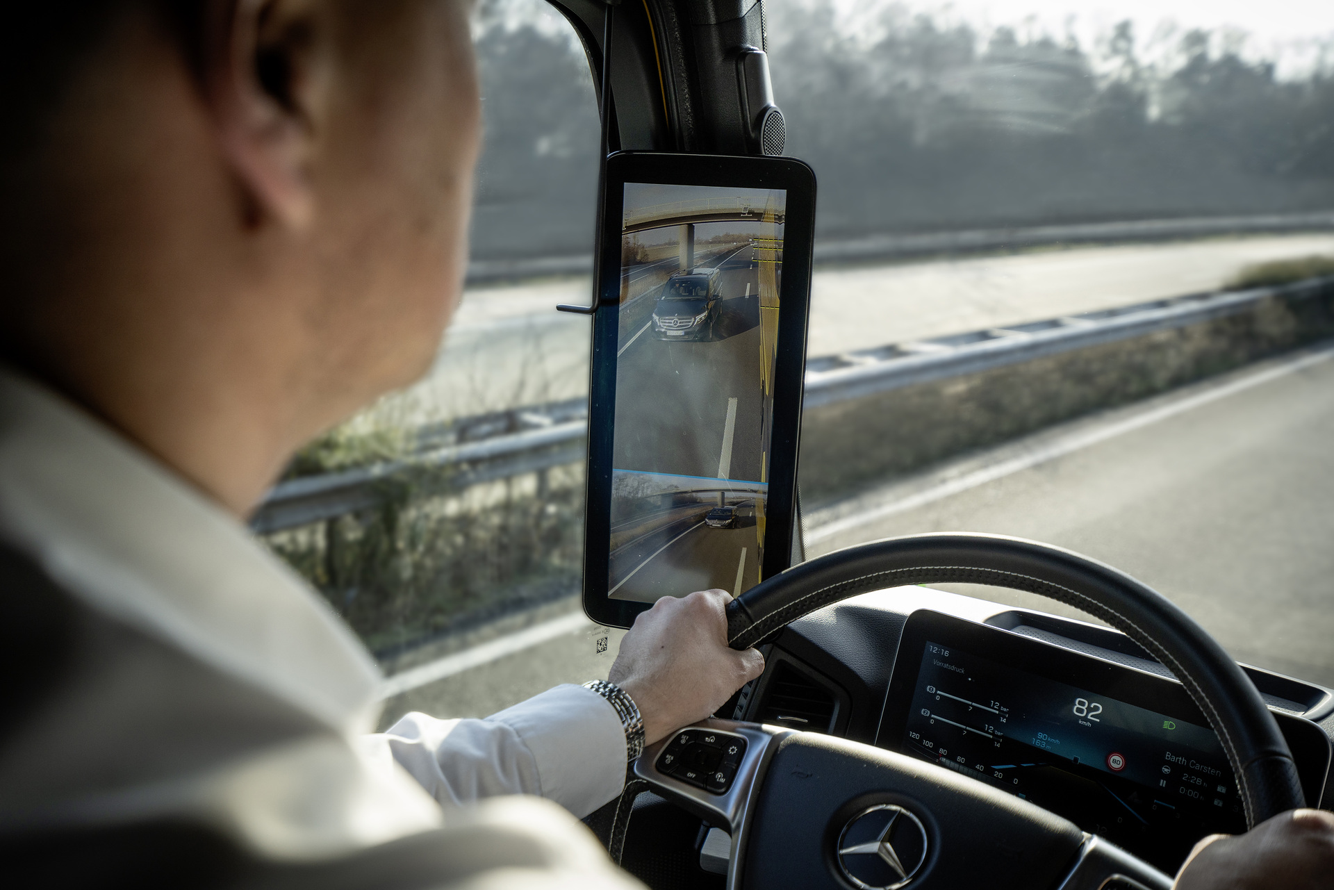Januar 2019 – Mercedes-Benz Safety Truck. Der neue Mercedes-Benz Actros mit Abbiege-Assistent, Active Brake Assist 5, MirrorCam, Active Drive Assist, Notbremsassistent und Fußgängererkennung. Mercedes-Benz Safety Truck