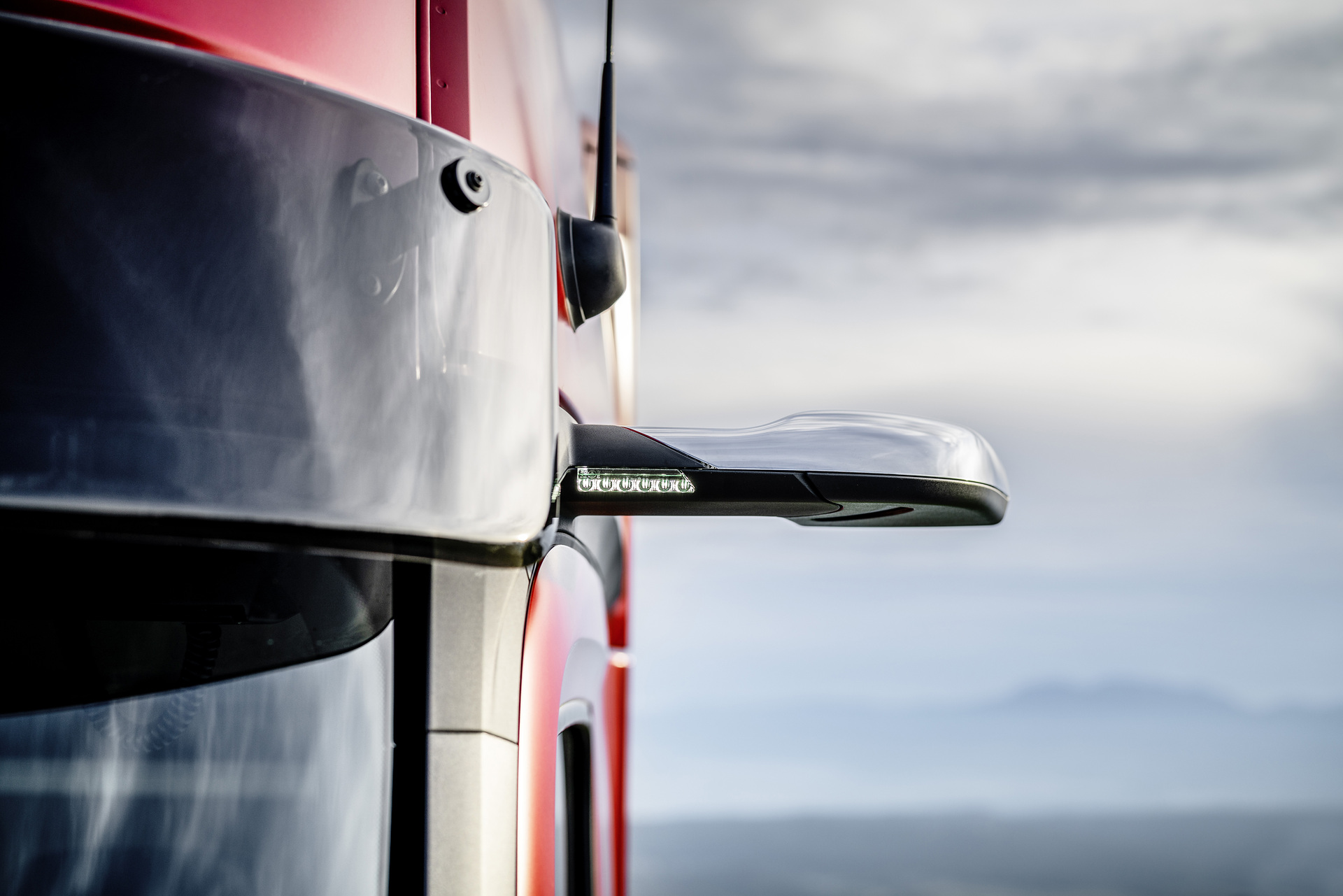 Neuer Mercedes-Benz Actros mit MirrorCam Einzigartig im Fernverkehr – die MirrorCam ersetzt den Spiegel