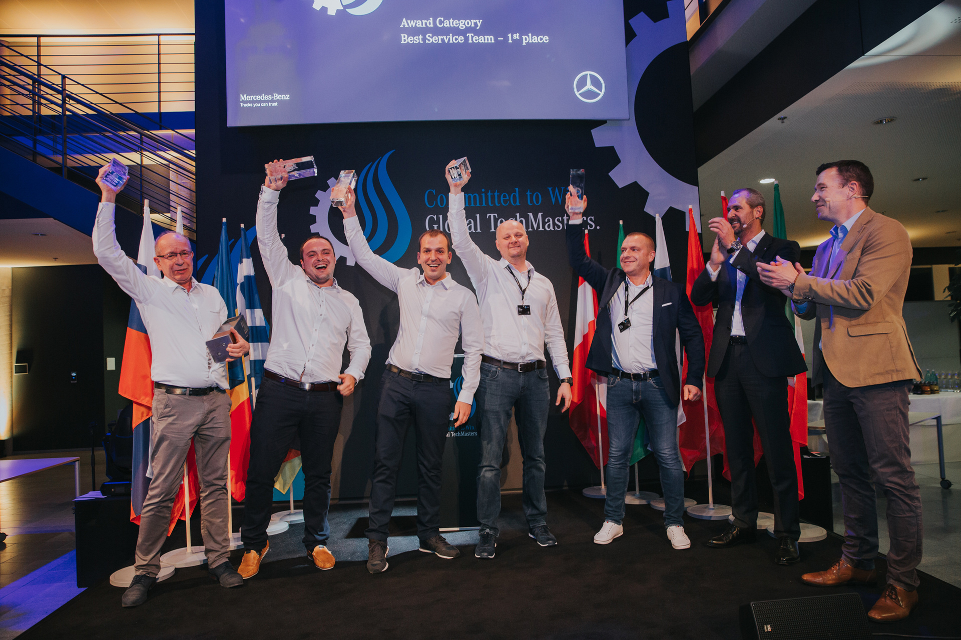 Global TechMasters Truck 2019 – die Weltmeisterschaft der Mercedes-Benz Truck-Profis. Siegerehrung bestes Serviceteam: Polen. Von links nach rechts: Teamcoach Andrzey Stawski, Wartungstechniker Sebastian Duda, Diagnosetechniker Jacek Litteck, Teile- und Zubehörverkäufer Rafał Gościński, Serviceberater Marek Perekitko, Leiter Customer Services and Parts und Global Key Account Management Mercedes-Benz Trucks Alexander Willhardt, Leiter Marketing, Sales und Services Mercedes-Benz Trucks Andreas von Wallfeld. Global TechMasters Truck 2019 – die Weltmeisterschaft der Mercedes-Benz Truck-Profis