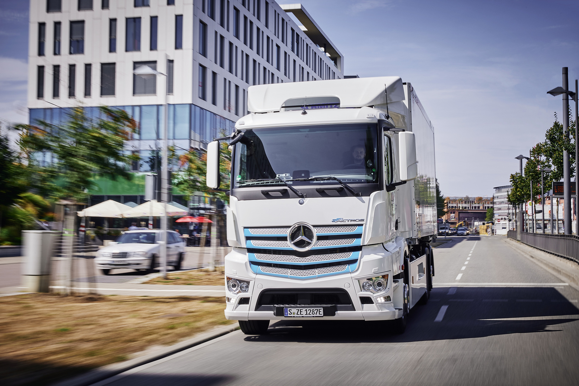 Mercedes-Benz eActros, Exterieur, 2 x elektrischer Radnabenmotor, 240 kW, 2 x 485 Nm, Radformel 6x2, M-Fahrerhaus, bis zu 200 Kilometer Reichweite mit gewohnter Fahrleistung und Nutzlast. Mercedes-Benz Trucks zieht Zwischenbilanz: Elektro-Lkw eActros seit über einem Jahr erfolgreich im Kundeneinsatz