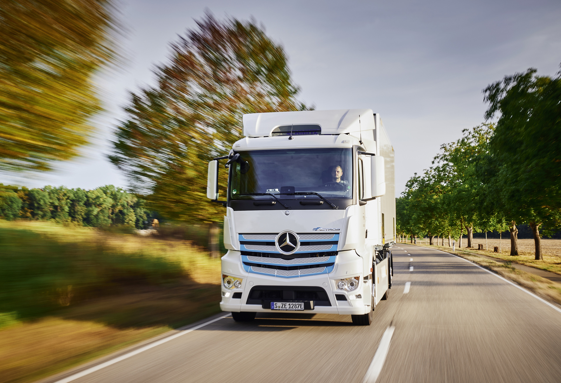 Mercedes-Benz eActros, Exterieur, 2 x elektrischer Radnabenmotor, 240 kW, 2 x 485 Nm, Radformel 6x2, M-Fahrerhaus, bis zu 200 Kilometer Reichweite mit gewohnter Fahrleistung und Nutzlast. Mercedes-Benz Trucks zieht Zwischenbilanz: Elektro-Lkw eActros seit über einem Jahr erfolgreich im Kundeneinsatz