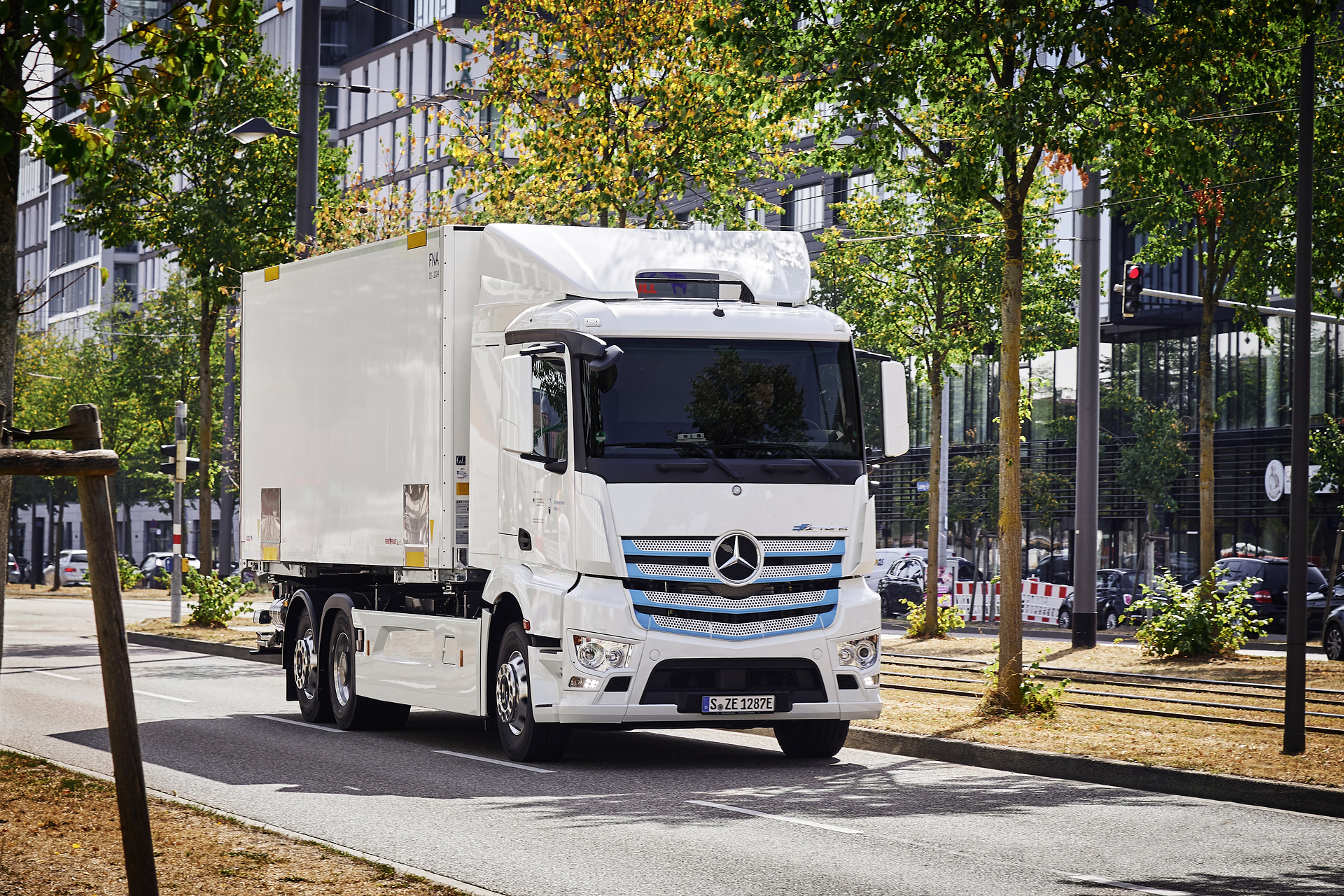 Mercedes-Benz eActros, Exterieur, 2 x elektrischer Radnabenmotor, 240 kW, 2 x 485 Nm, Radformel 6x2, M-Fahrerhaus, bis zu 200 Kilometer Reichweite mit gewohnter Fahrleistung und Nutzlast. Mercedes-Benz Trucks zieht Zwischenbilanz: Elektro-Lkw eActros seit über einem Jahr erfolgreich im Kundeneinsatz