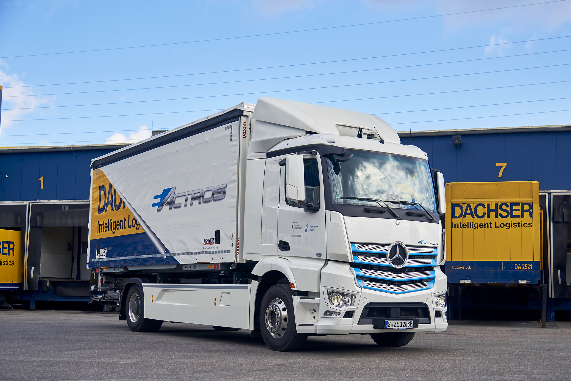 Mercedes-Benz Trucks zieht Zwischenbilanz: Elektro-Lkw eActros seit über einem Jahr erfolgreich im Kundeneinsatz Mercedes-Benz Trucks zieht Zwischenbilanz: Elektro-Lkw eActros seit über einem Jahr erfolgreich im Kundeneinsatz
